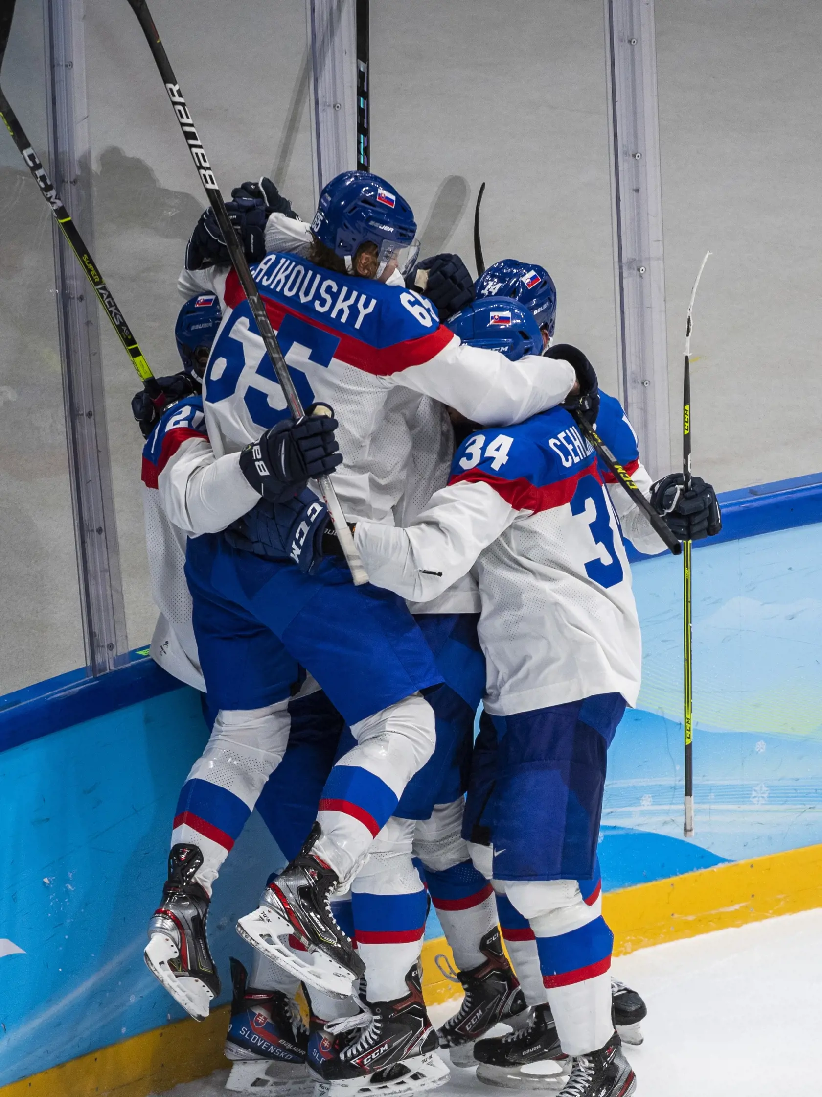 Na snímke hráči Slovenska oslavujú postup do semifinále po víťazstve vo štvrťfinále olympijského turnaja v hokeji mužov nad USA po samostatných nájazdoch na ZOH 2022 v Pekingu v stredu 16. februára 2022. FOTO TASR - Jaroslav Novák