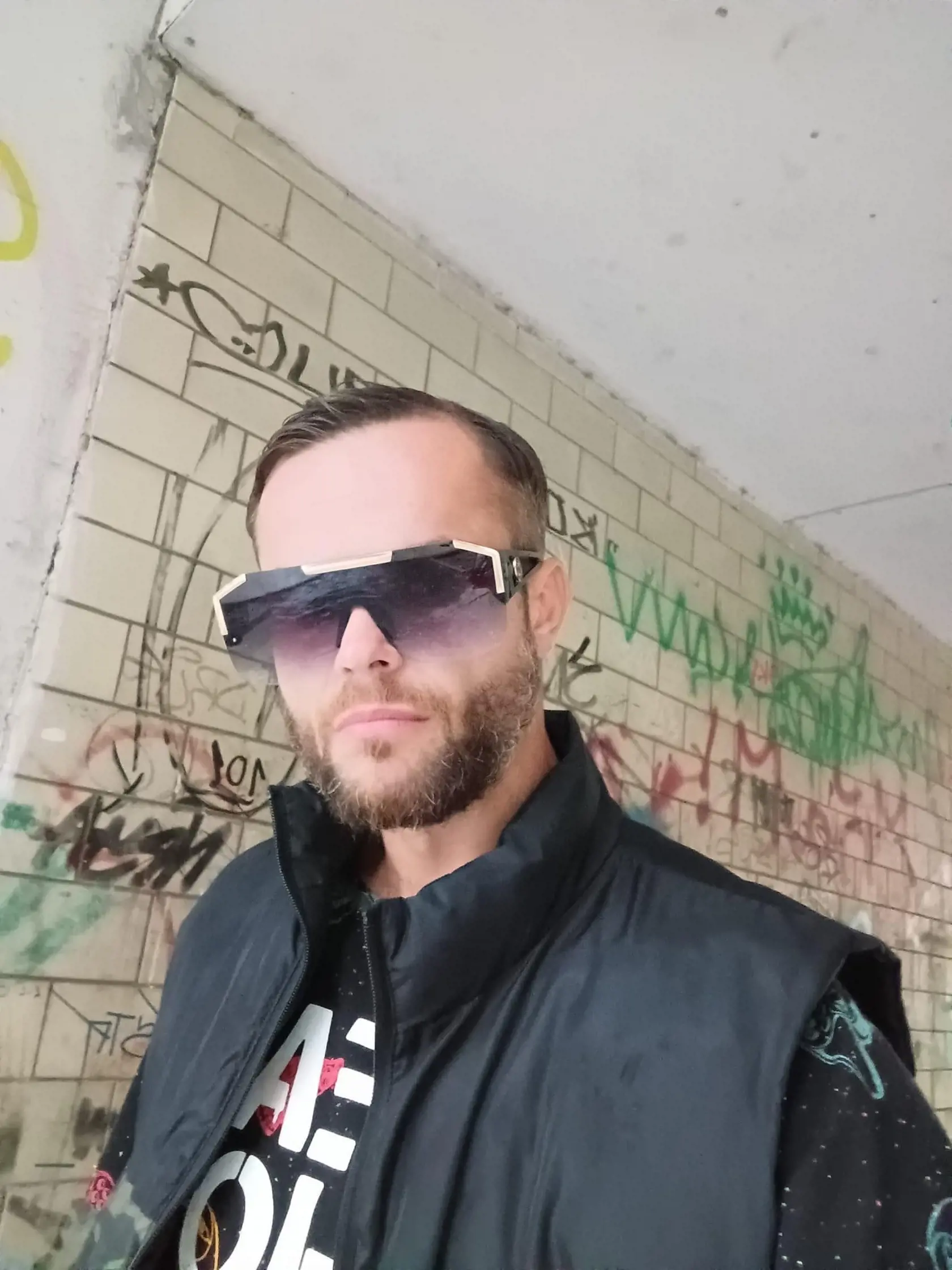 Horieť začalo v byte na ôsmom poschodí, kde býval Patrik (36) s rodičmi. Ten zalarmoval aj susedov, ktorí ho už následne nepustili do zadymeného bytu. Skončil so zraneniami v nemocnici.