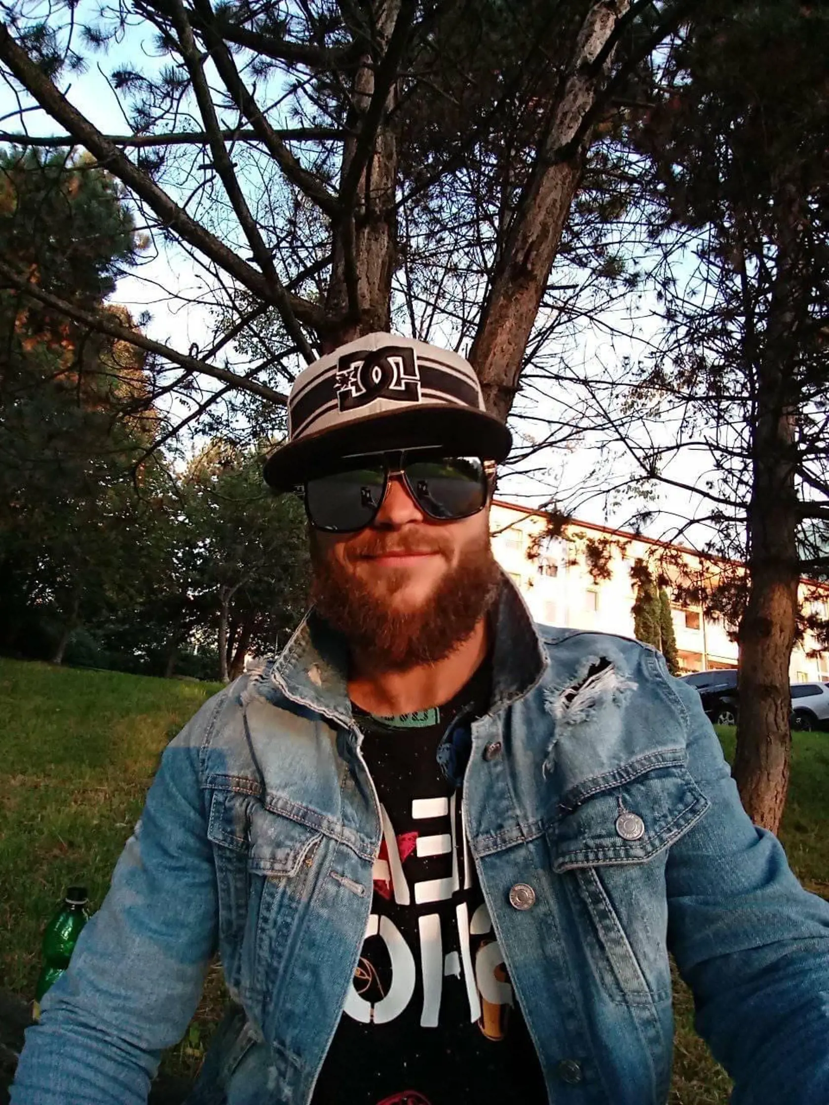 Horieť začalo v byte na ôsmom poschodí, kde býval Patrik (36) s rodičmi. Ten zalarmoval aj susedov, ktorí ho už následne nepustili do zadymeného bytu. Skončil so zraneniami v nemocnici.