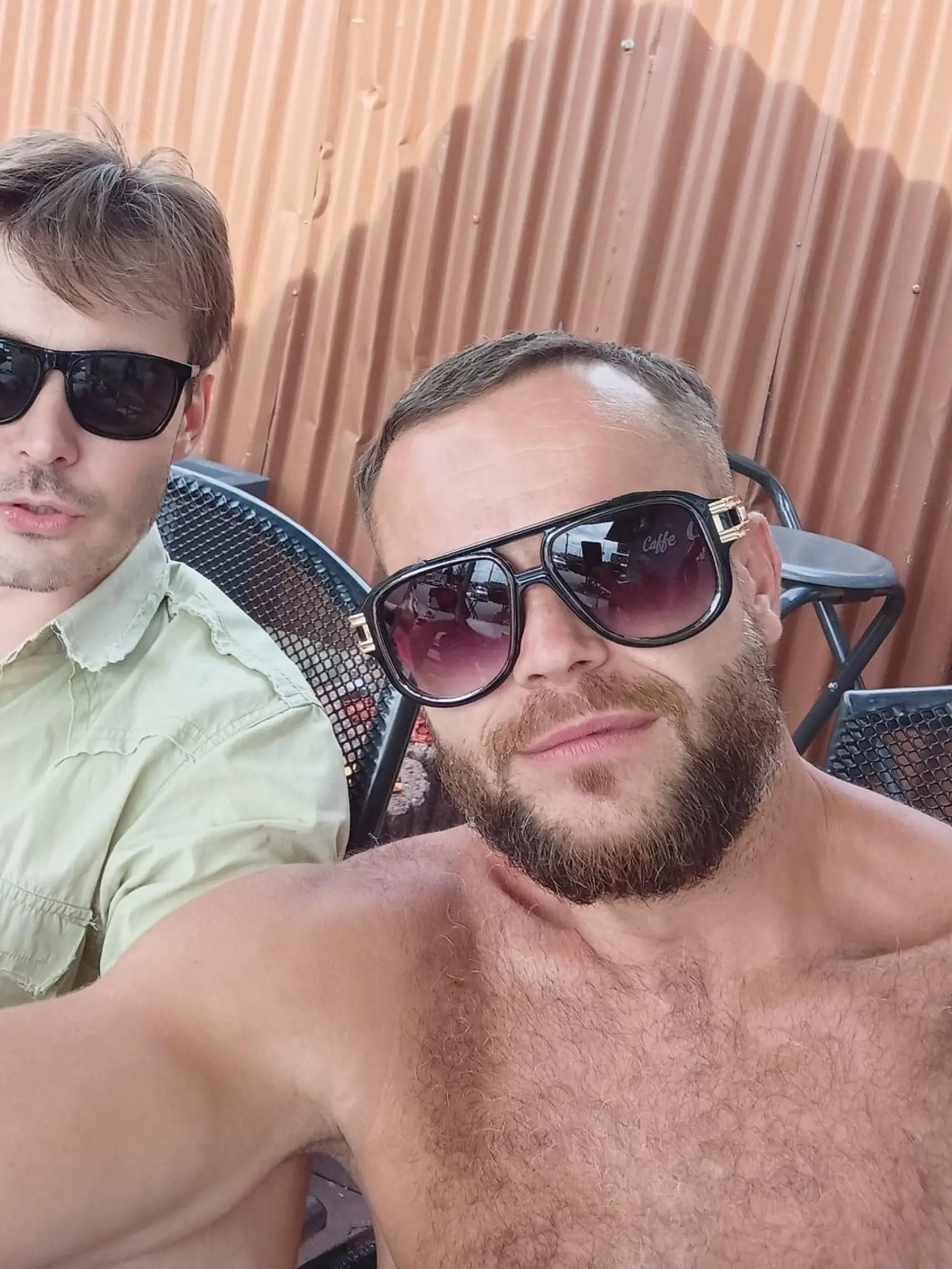 Horieť začalo v byte na ôsmom poschodí, kde býval Patrik (36) s rodičmi. Ten zalarmoval aj susedov, ktorí ho už následne nepustili do zadymeného bytu. Skončil so zraneniami v nemocnici.