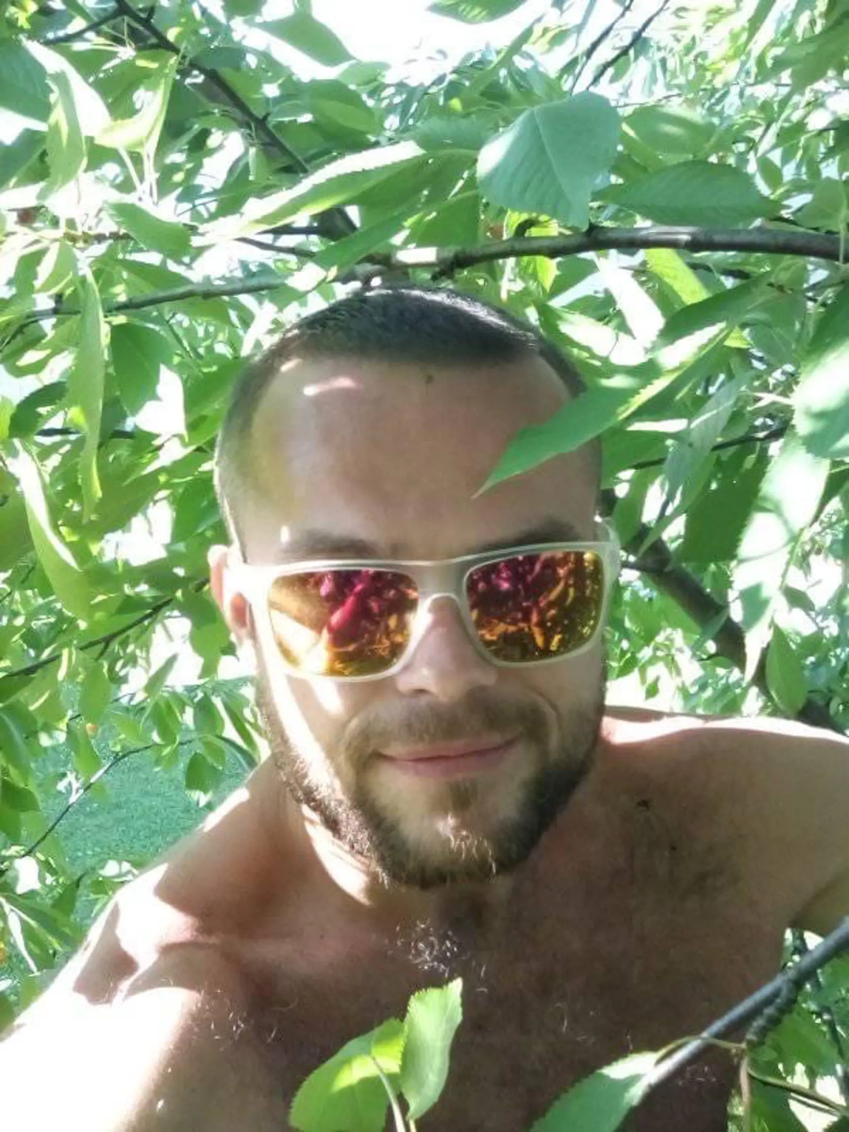 Horieť začalo v byte na ôsmom poschodí, kde býval Patrik (36) s rodičmi. Ten zalarmoval aj susedov, ktorí ho už následne nepustili do zadymeného bytu. Skončil so zraneniami v nemocnici.