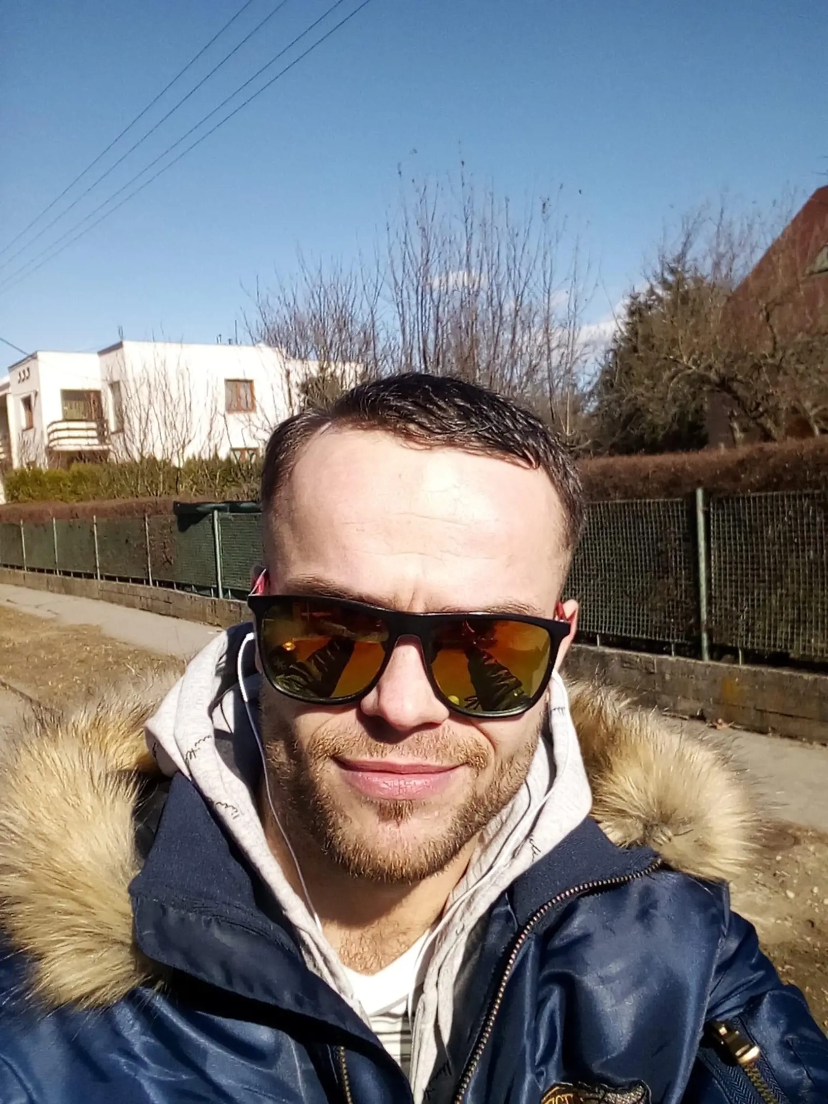 Horieť začalo v byte na ôsmom poschodí, kde býval Patrik (36) s rodičmi. Ten zalarmoval aj susedov, ktorí ho už následne nepustili do zadymeného bytu. Skončil so zraneniami v nemocnici.