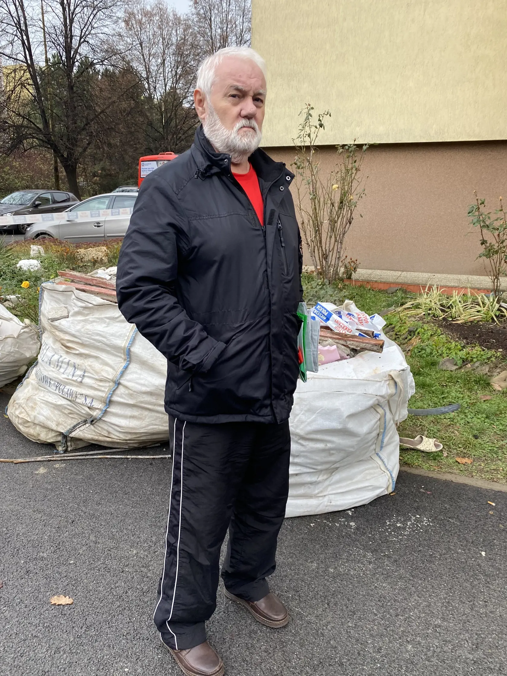 Ladislav Dorko (66) a jeho manželka Mária (66) sú najbližšími susedmi nebohých Bramuškovcov. Po tragédii sa odsťahovali k dcére. Keď začalo horieť, bol v kúpeľni: "Zrazu manželka kričí, že horíme, počula Paťa volať o pomoc. Obliekol som sa a išiel sa pozrieť. Patrika už ktosi ťahal na chodbu. Rýchlo som zavrel dvere, lebo tam bolo plno dymu. Vzali sme si najnutnejšie oblečenie a zišli sme v dyme po schodoch von pred bytovku. S nebohými sme mali výborný vzťah, poznali sme sa 38 rokov."