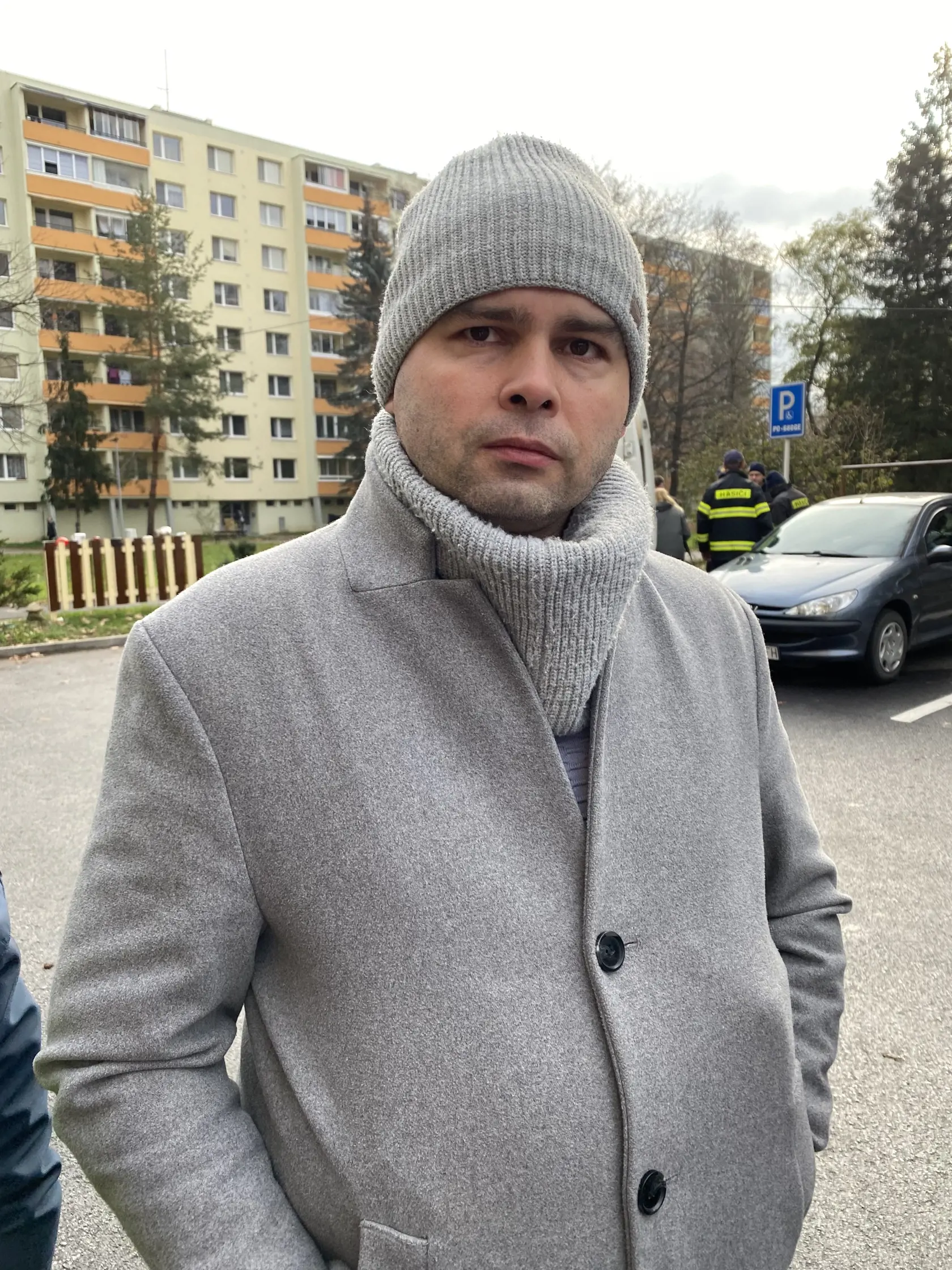 Jeden z majiteľov bytu Jozef Demčák je domovým dôverníkom, v byte býva jeho mamka, na miesto tragédii prišiel krátko po tom, ako začalo horieť: "Roztrhalo nám potrubie na kúrenie aj vodu. Ktovie, kedy sa tam bude dať bývať."