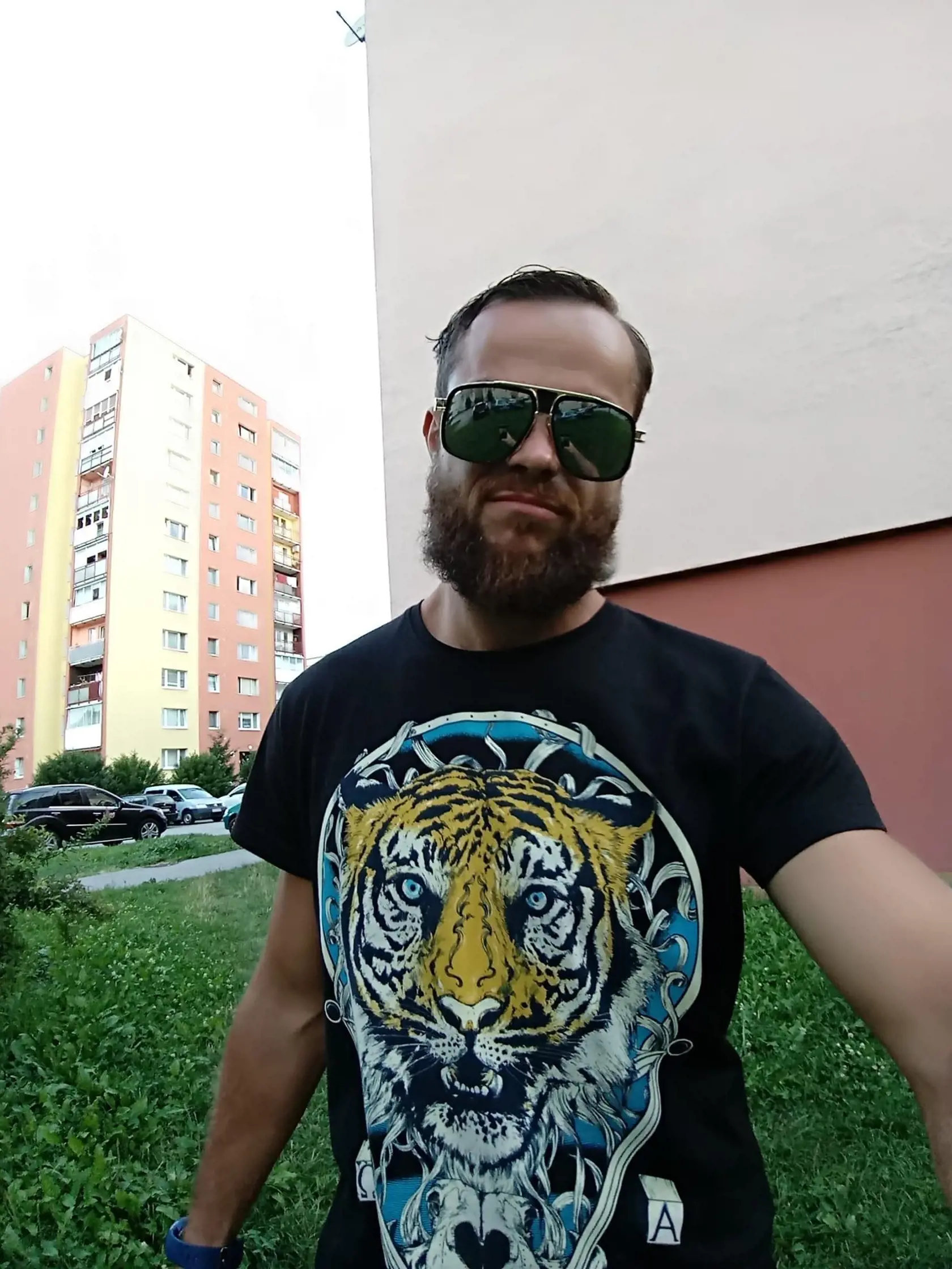 Horieť začalo v byte na ôsmom poschodí, kde býval Patrik (36) s rodičmi. Ten zalarmoval aj susedov, ktorí ho už následne nepustili do zadymeného bytu. Skončil so zraneniami v nemocnici.