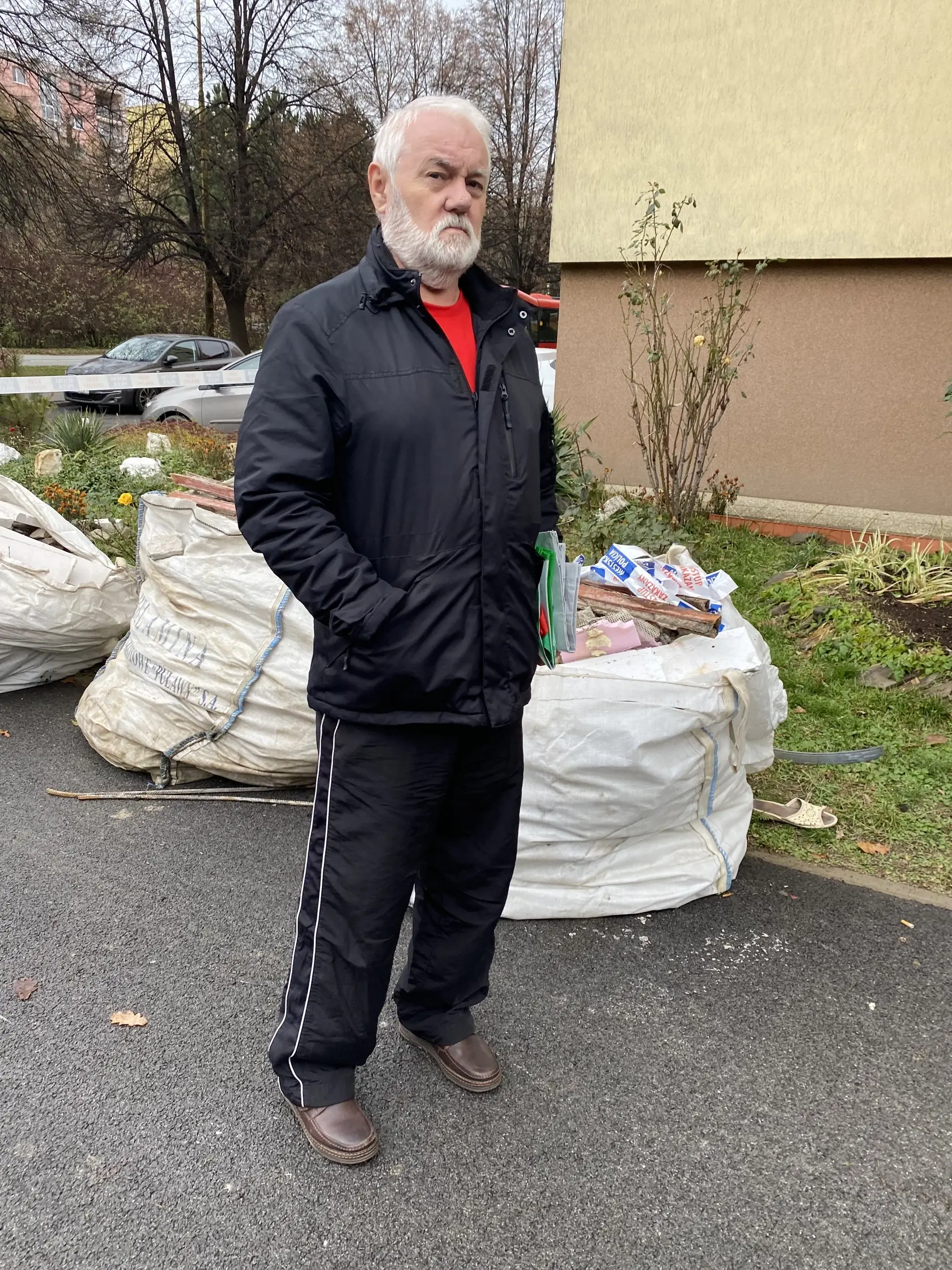 Ladislav Dorko (66) a jeho manželka Mária (66), najbližší susedia Bramuškovcov, sa chystali spať, keď ich zobudil krik suseda Paťa. "Žena mi kričala do kúpeľne, kde som sa sprchoval, že horíme. Otvoril som dvere bytu a uvidel som, ako ktosi ťahá Patrika z ich bytu. Rýchlo som zatvoril, lebo tam bolo kopu dymu. Obliekli sme sa a zišli po schodoch von. Všade bolo množstvo štipľavého dymu. S nebohými sa poznal 38 rokov: "Boli to vynikajúci ľudia."