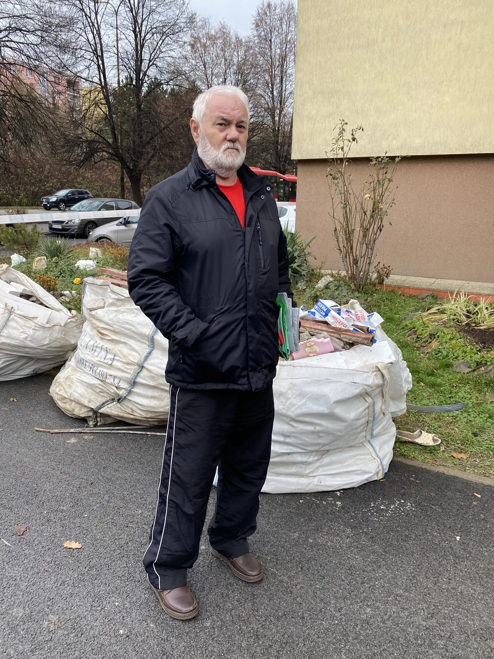 Ladislav Dorko (66) a jeho manželka Mária (66), najbližší susedia Bramuškovcov, sa chystali spať, keď ich zobudil krik suseda Paťa. "Žena mi kričala do kúpeľne, kde som sa sprchoval, že horíme. Otvoril som dvere bytu a uvidel som, ako ktosi ťahá Patrika z ich bytu. Rýchlo som zatvoril, lebo tam bolo kopu dymu. Obliekli sme sa a zišli po schodoch von. Všade bolo množstvo štipľavého dymu. S nebohými sa poznal 38 rokov: "Boli to vynikajúci ľudia."