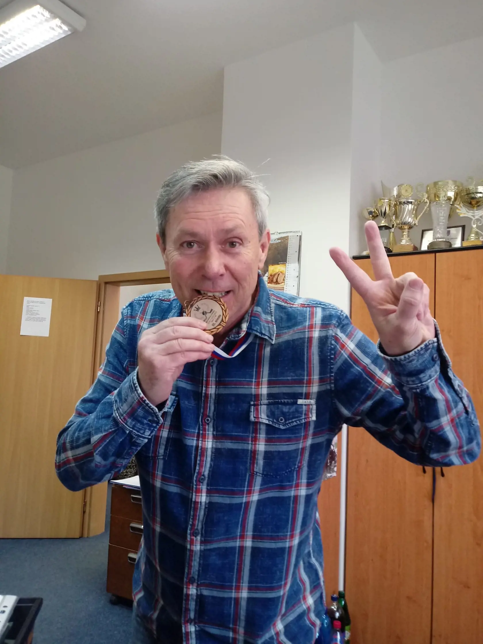 Adrián Takáč, ktorý je dlhoročným hasičom v Poprade, zas poslal synovi na oplátku túto fotku. S vtipným komentom: Nájdi 5 rozdielov.
