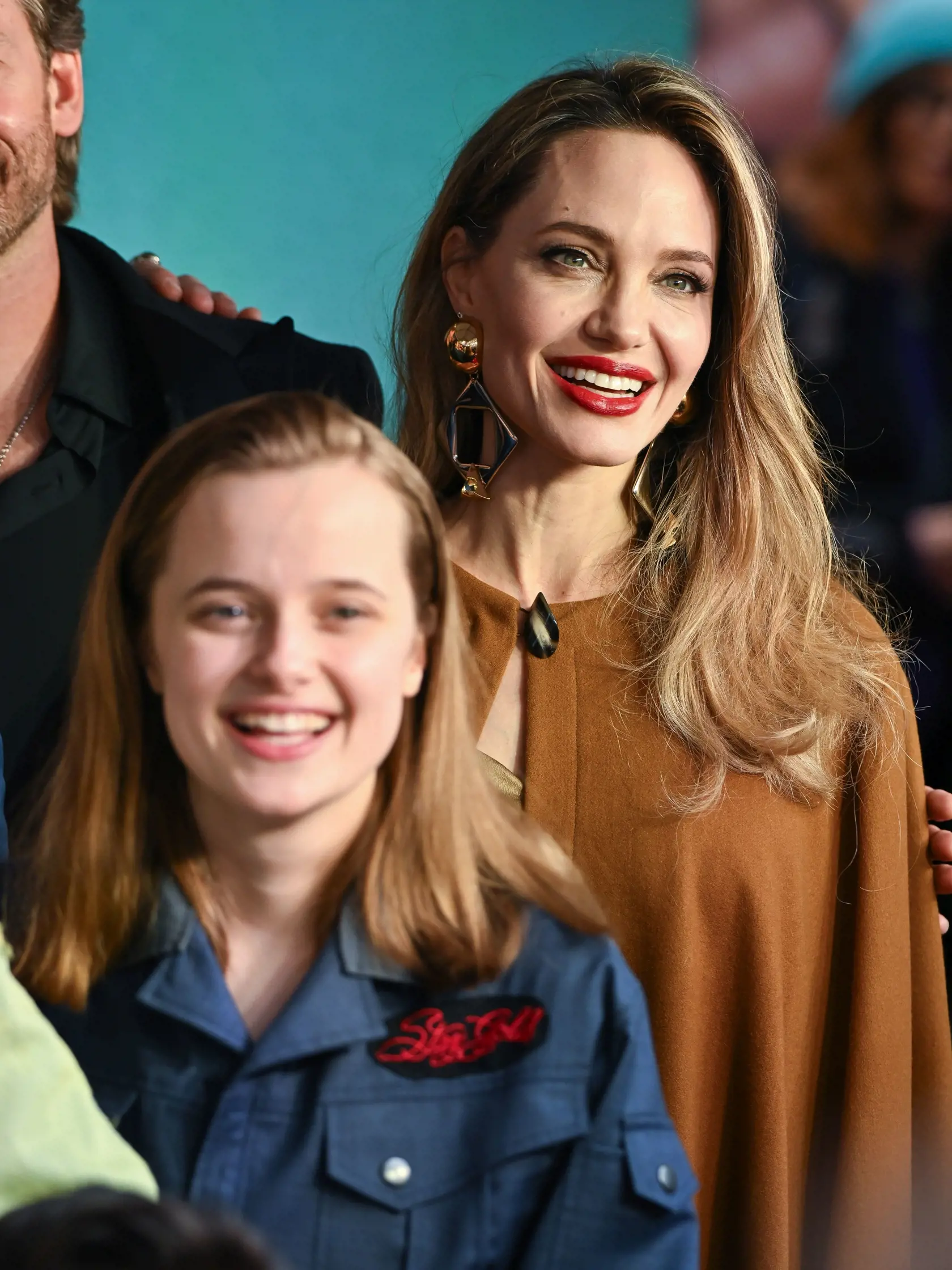 Bývalí manželia majú spolu šesť detí: Maddoxa (23), Paxa (21), Zaharu (19), Shiloh (18) a dvojičky Knoxa a Vivienne (16). Podľa zdroja magazínu People.com deti dvojice počas rozvodového konania chceli, aby sa Jolie verejne bránila.