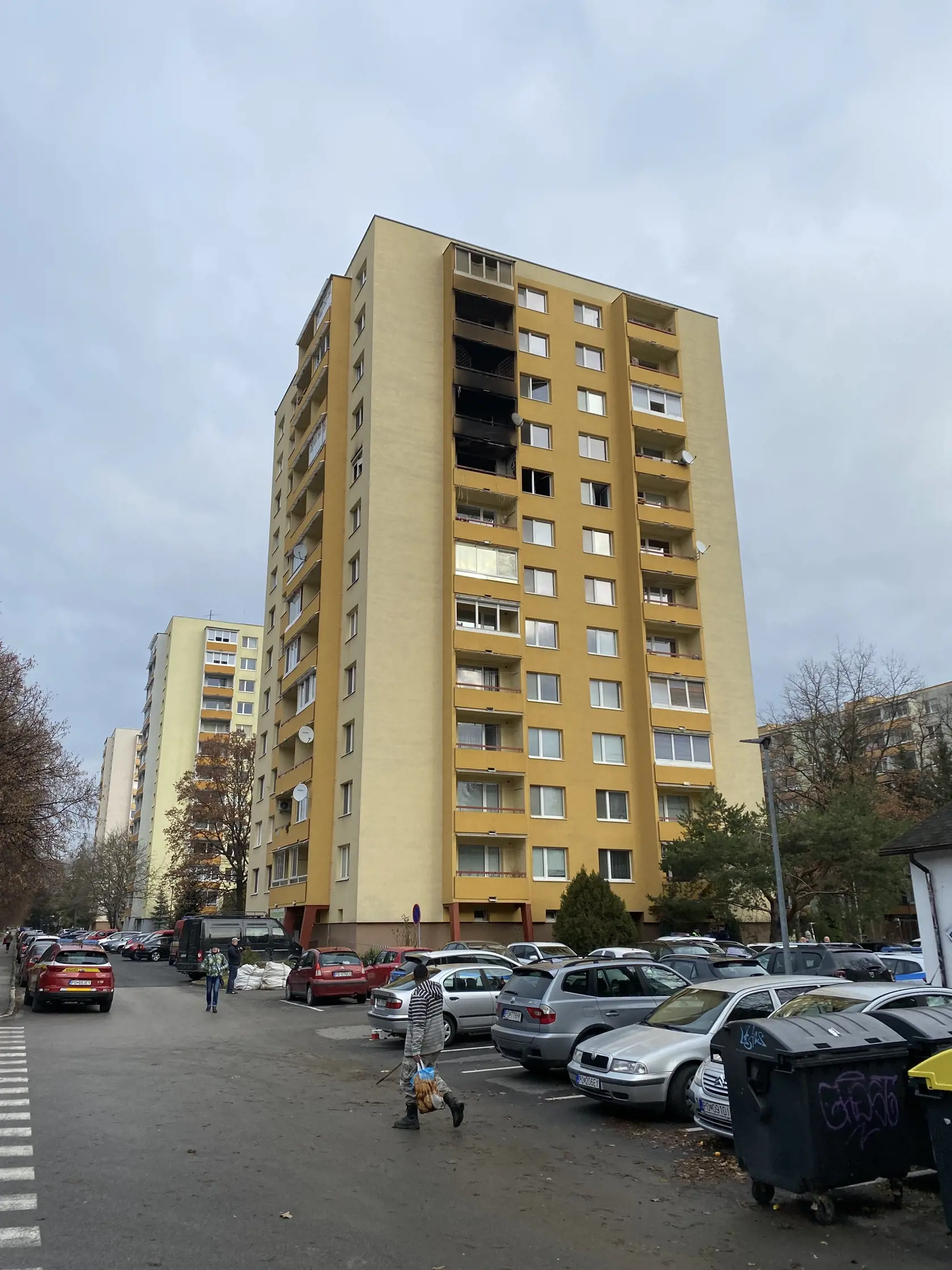 Požiar sa rozšíril na ostatné poschodia z bytu na ôsmom.
