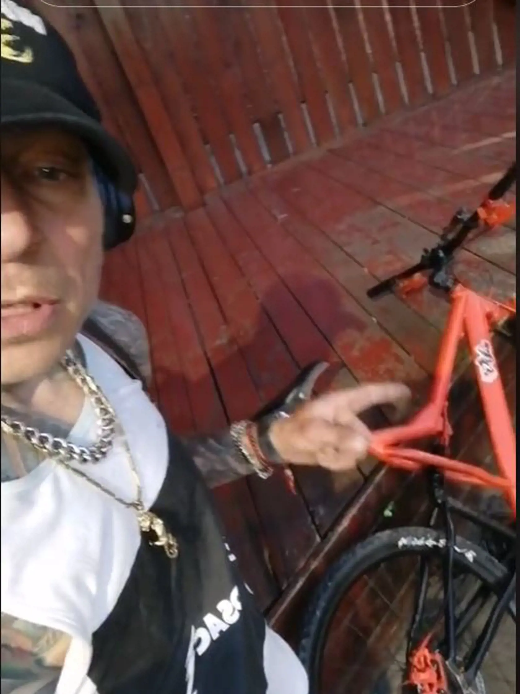 Lukáš Hoffmann sa chváli na Tik Toku rôzynmi bicyklami a množstvom hodiniek.