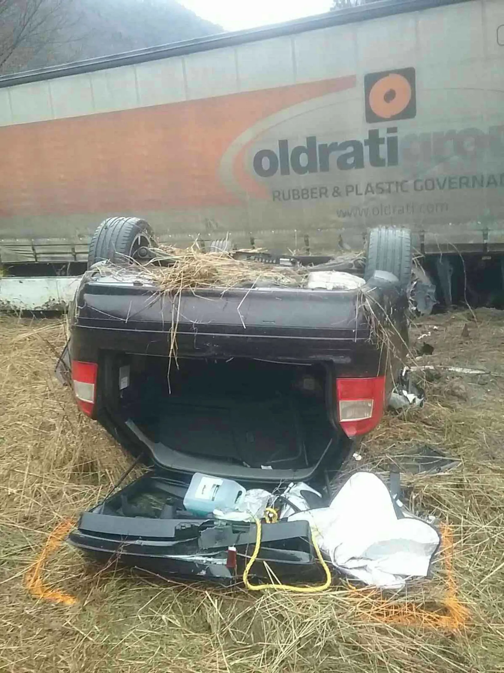 Tragická nehoda kamiónu a osobného auta pod Strečnom.