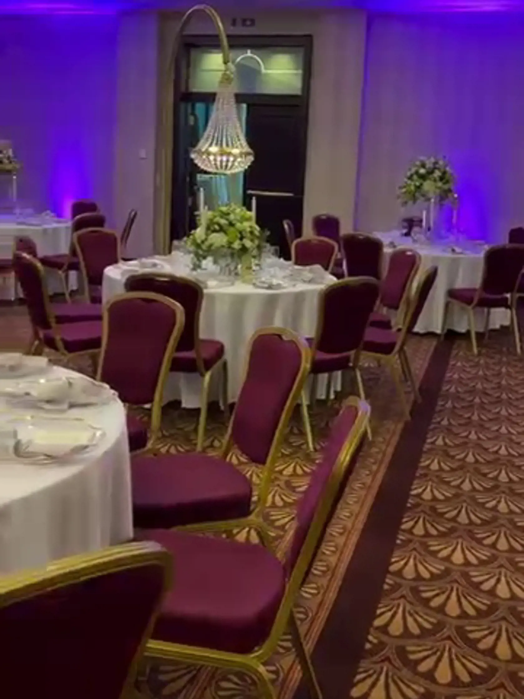 Oslava 18. narodením Štefana "Picúrka" Banyáka: Elegantná výzdoba v sále.