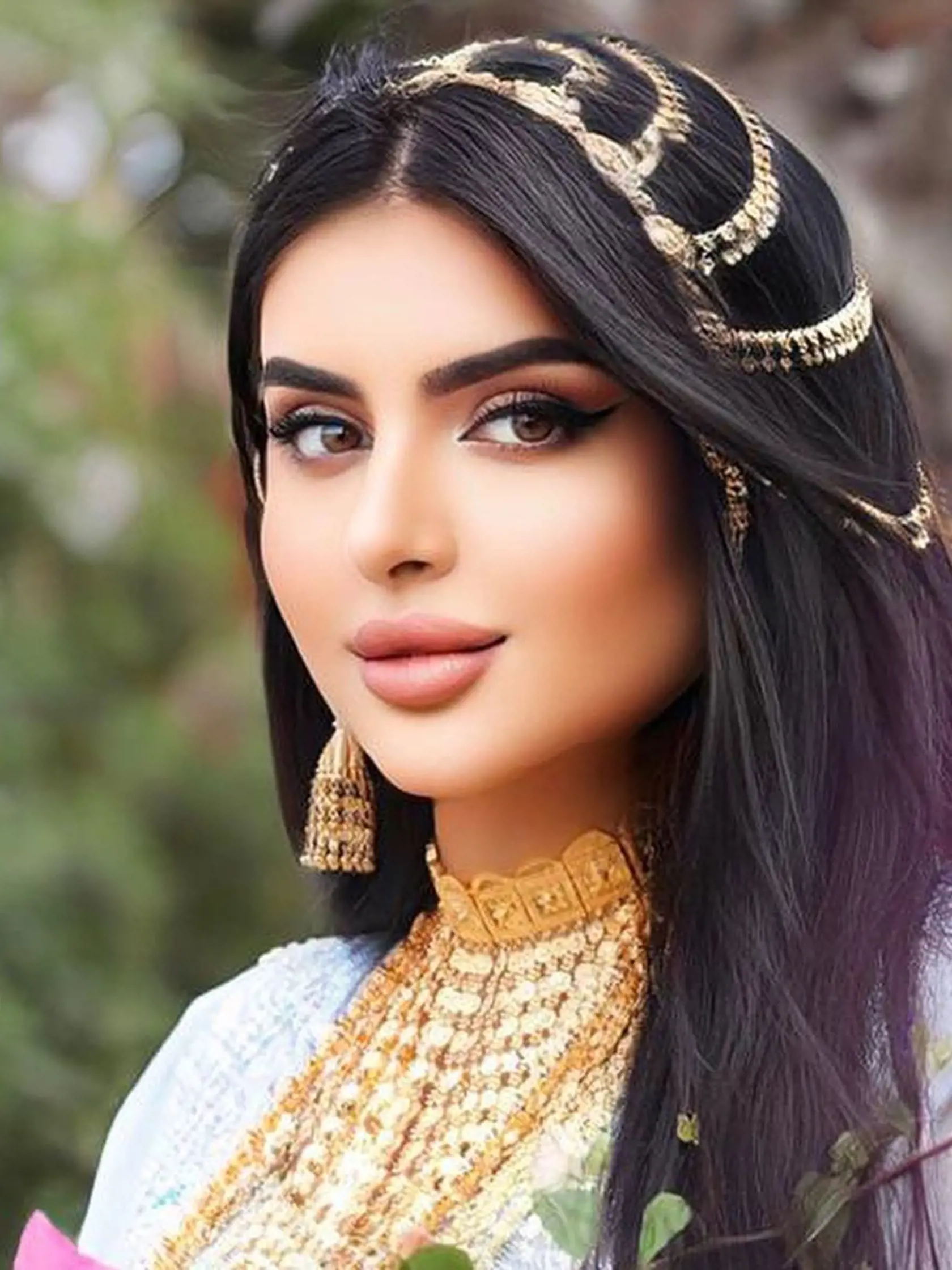 Šajcha Mahra Bint Mohammed Bin Rašíd Al Maktúm, dcéra dubajského vládcu šejka Mohammeda Bin Rašída Al Maktúma, oznámila prostredníctvom sociálnej siete Instagram rozvod so svojím manželom šejkom Manom Bin Mohammedom Bin Rašídom Bin Manom Al Maktúmom.