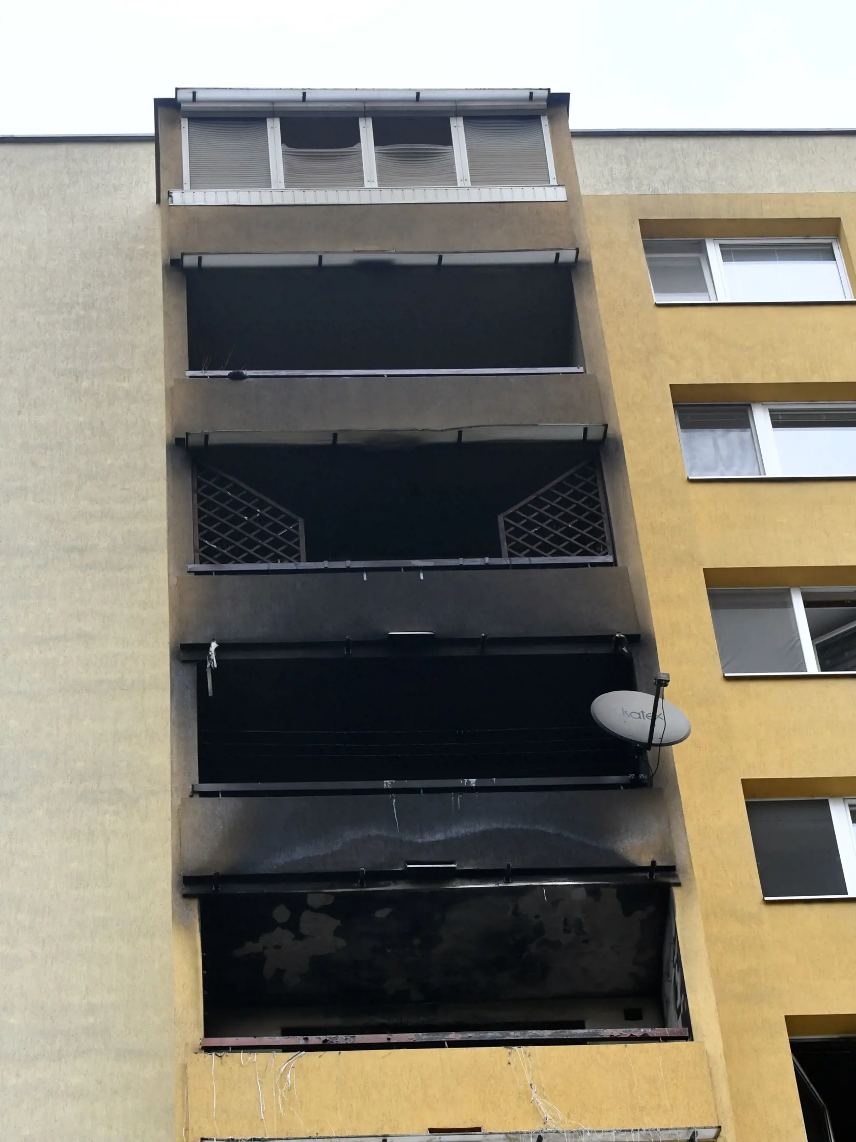 Na snímke bytový dom na Prostějovskej ulici v Prešove po požiari, ku ktorému došlo vo štvrtok (24. 11.) pred polnocou. Požiar si vyžiadal dve obete.