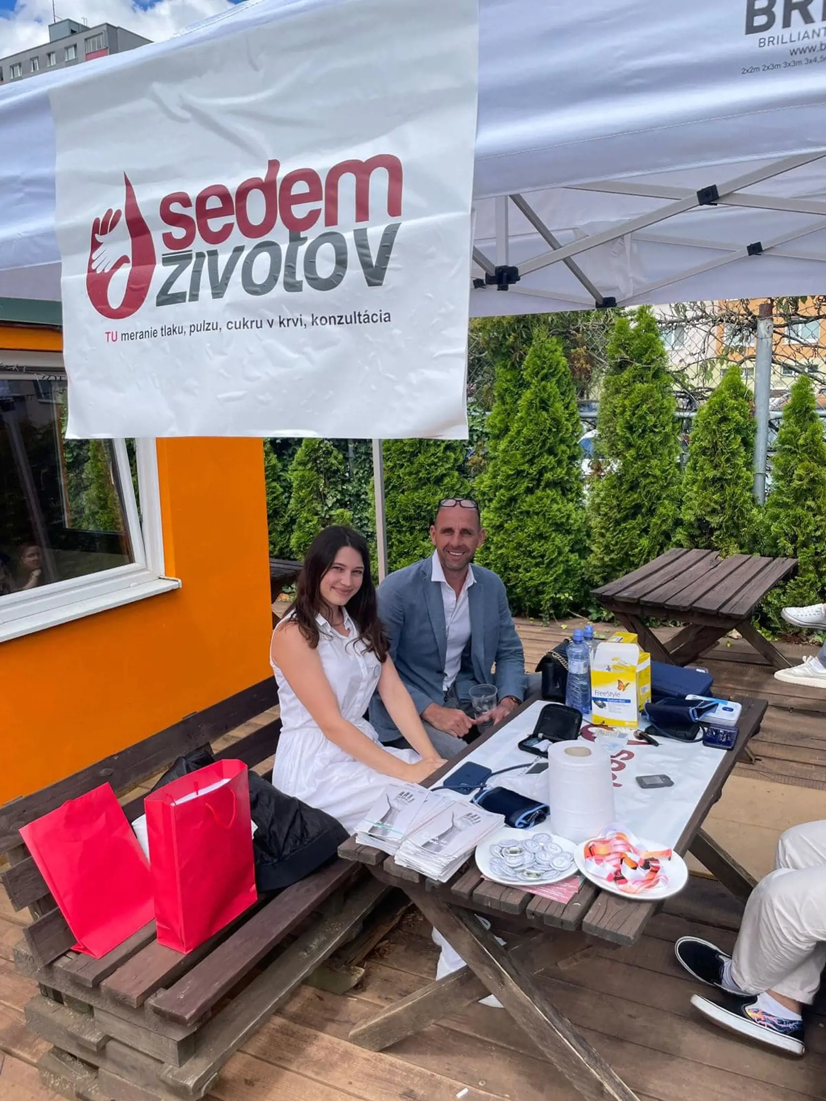 Turnaj je súčasťou kampane Sedem životov a zorganizovali ho Univerzitná nemocnica Bratislava, Klinika nefrológie a transplantácií obličiek Lekárskej fakulty Univerzity Komenského a tenisový klub Dúbravka.