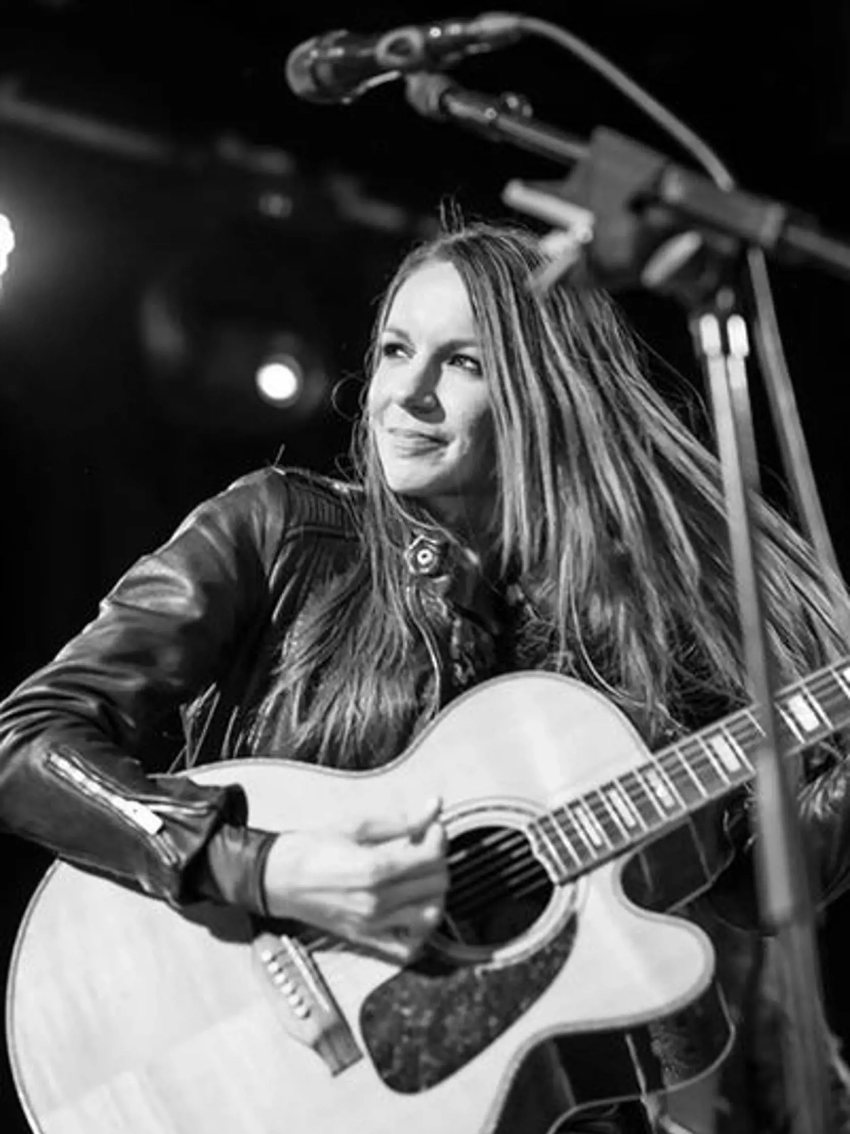 Zuzana Smatanová a gitara idú neodmysliteľne k sebe.