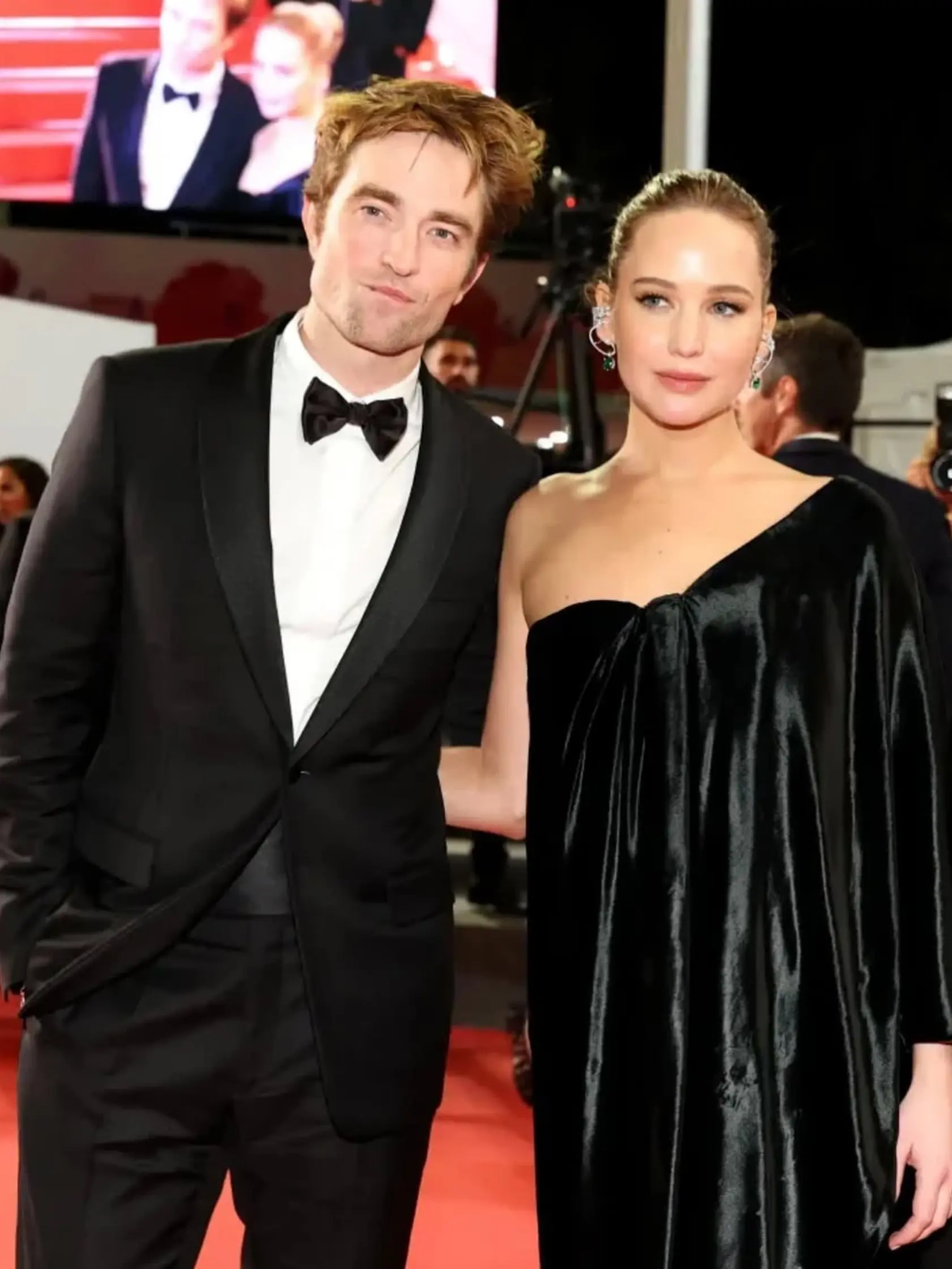 Filmový festival v Cannes je známy extravagantnými róbami, ktoré predvádzajú celebrity. Nahé róby však tento rok boli zakázané. 