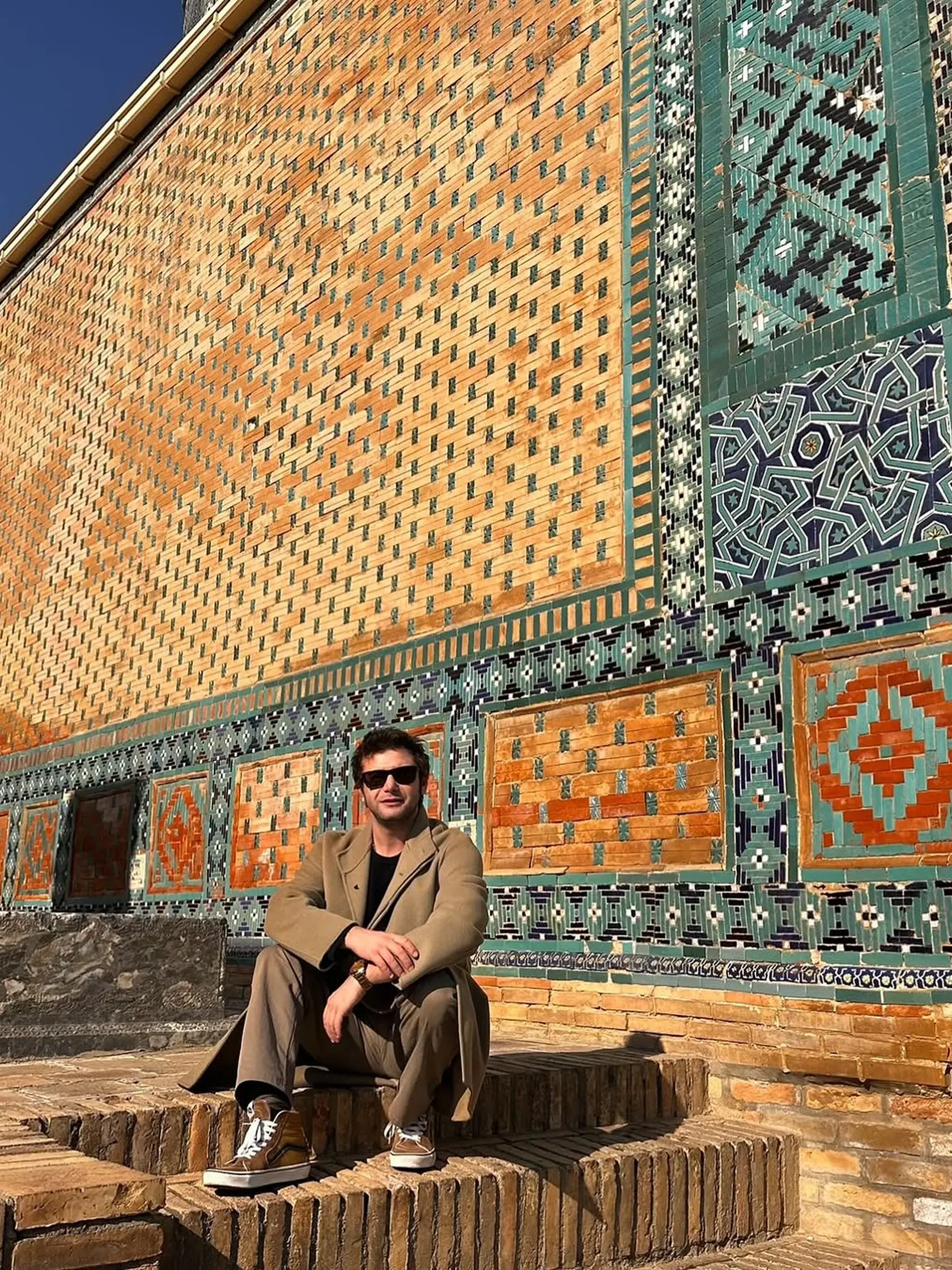 Rahmet alias Yağız Can Konyalı má 33 rokov a miluje cestovanie a fotografiu. Vyzerá úžasne.