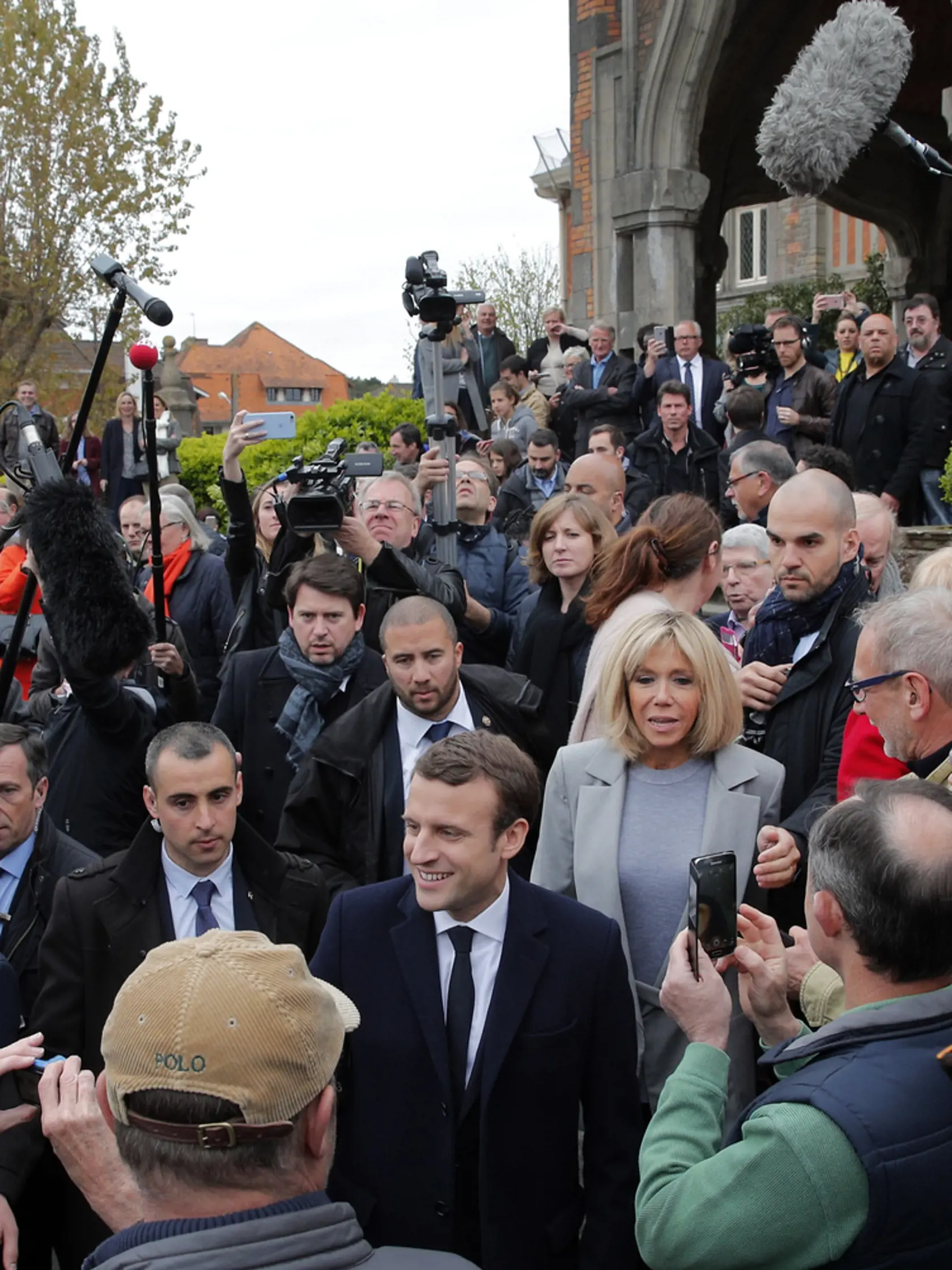 Macron hlasoval dopoludnia.