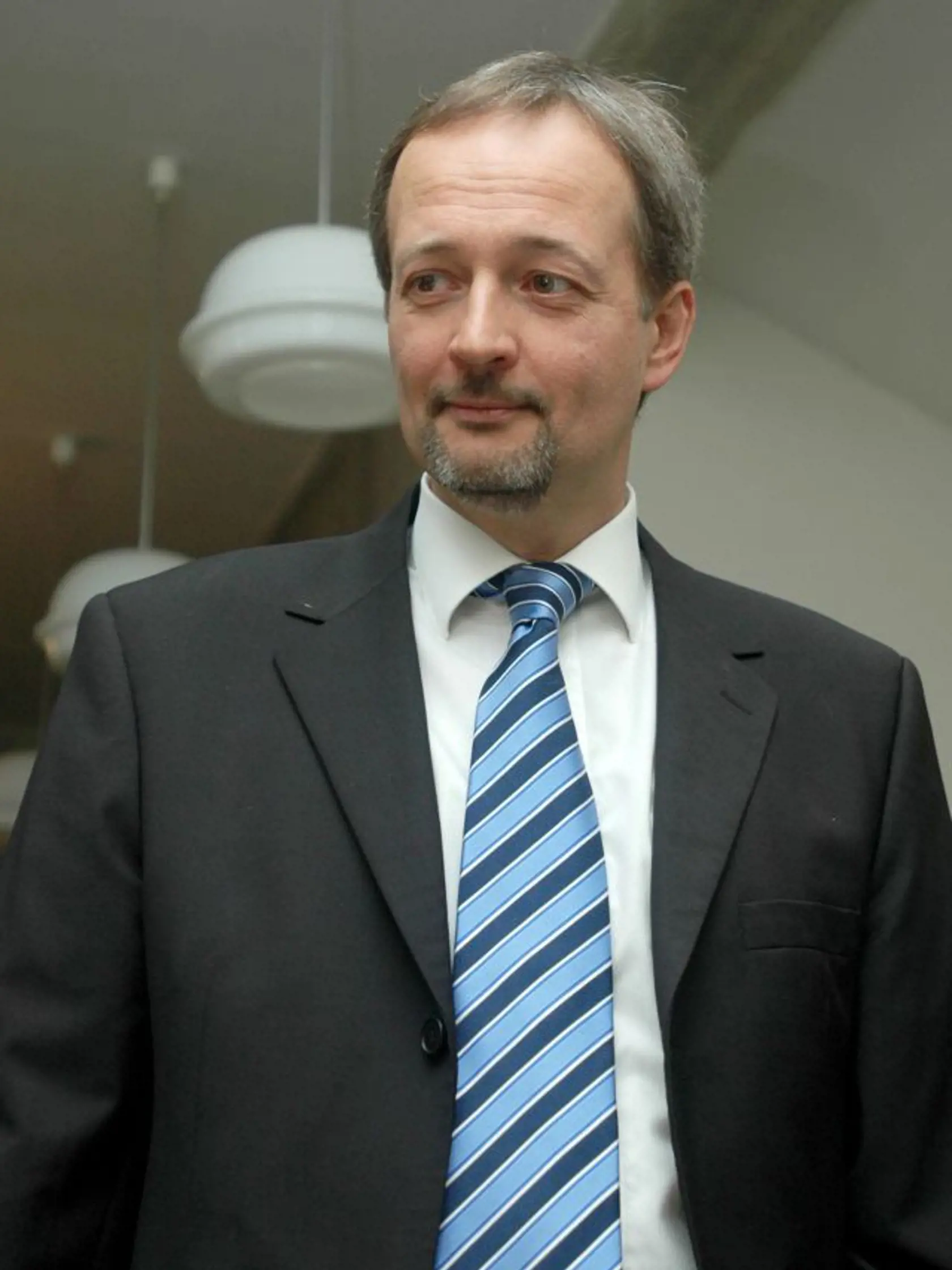 Na Krajskom súde v Bratislave 26. apríla 2006  pokraèuje odvolacie konanie s exriadite¾om SIS Ivanom L.  v kauze Triptych Klaòania sa troch krá¾ov. Súd dnes vypoèuje dvoch svedkov a rozhodne o ïalšom postupe. Na sn. Ivan L. pred  súdnou sieòou. FOTO TASR - Martin Baumann