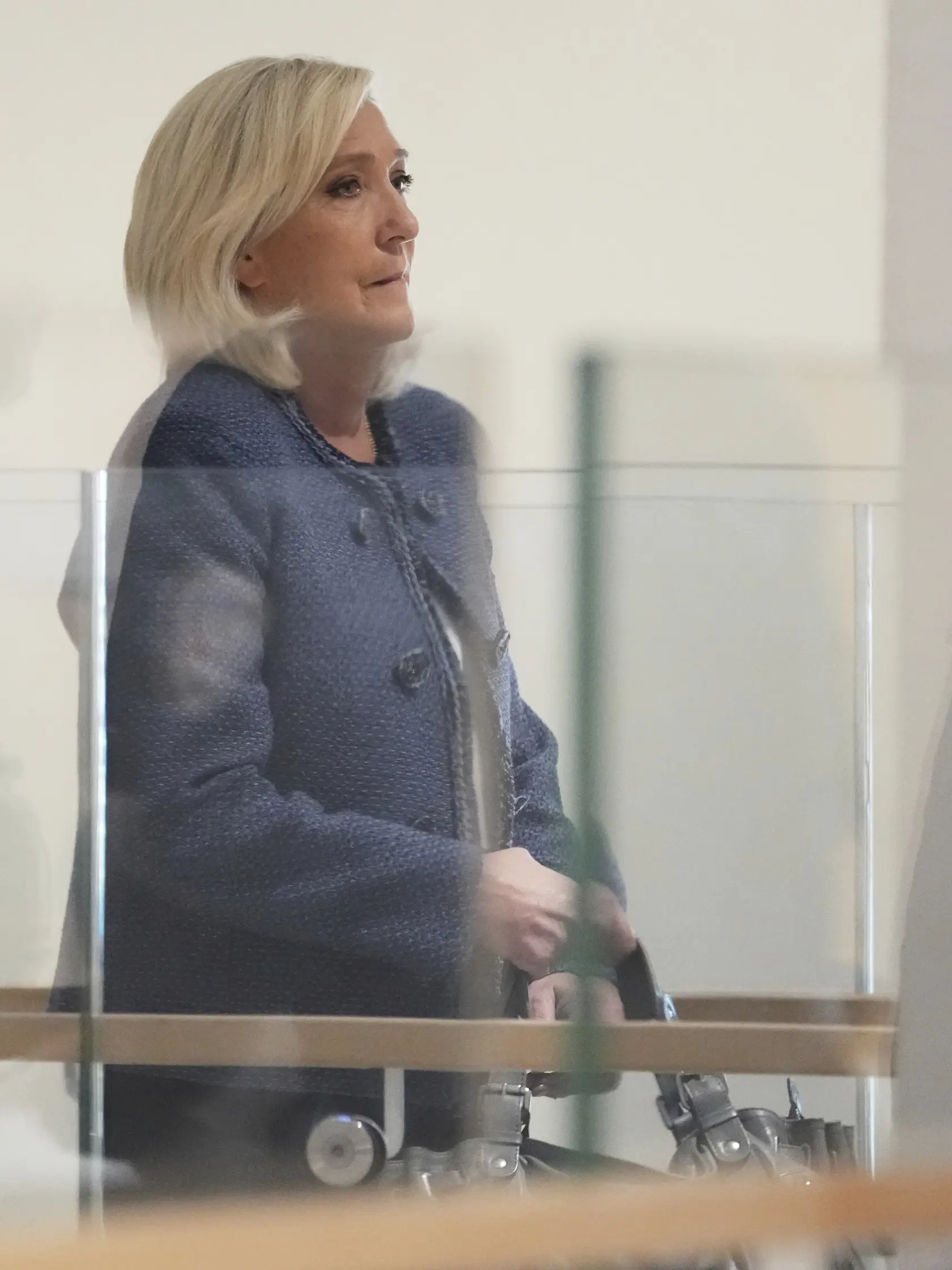 Na snímke predsedníčka Národného združenia (RN) Marine Le Penová prichádza na súd, ktorý by mal vyniesť rozsudok v prípade sprenevery finančných prostriedkov Európskeho parlamentu v Paríži 31. marca 2025.