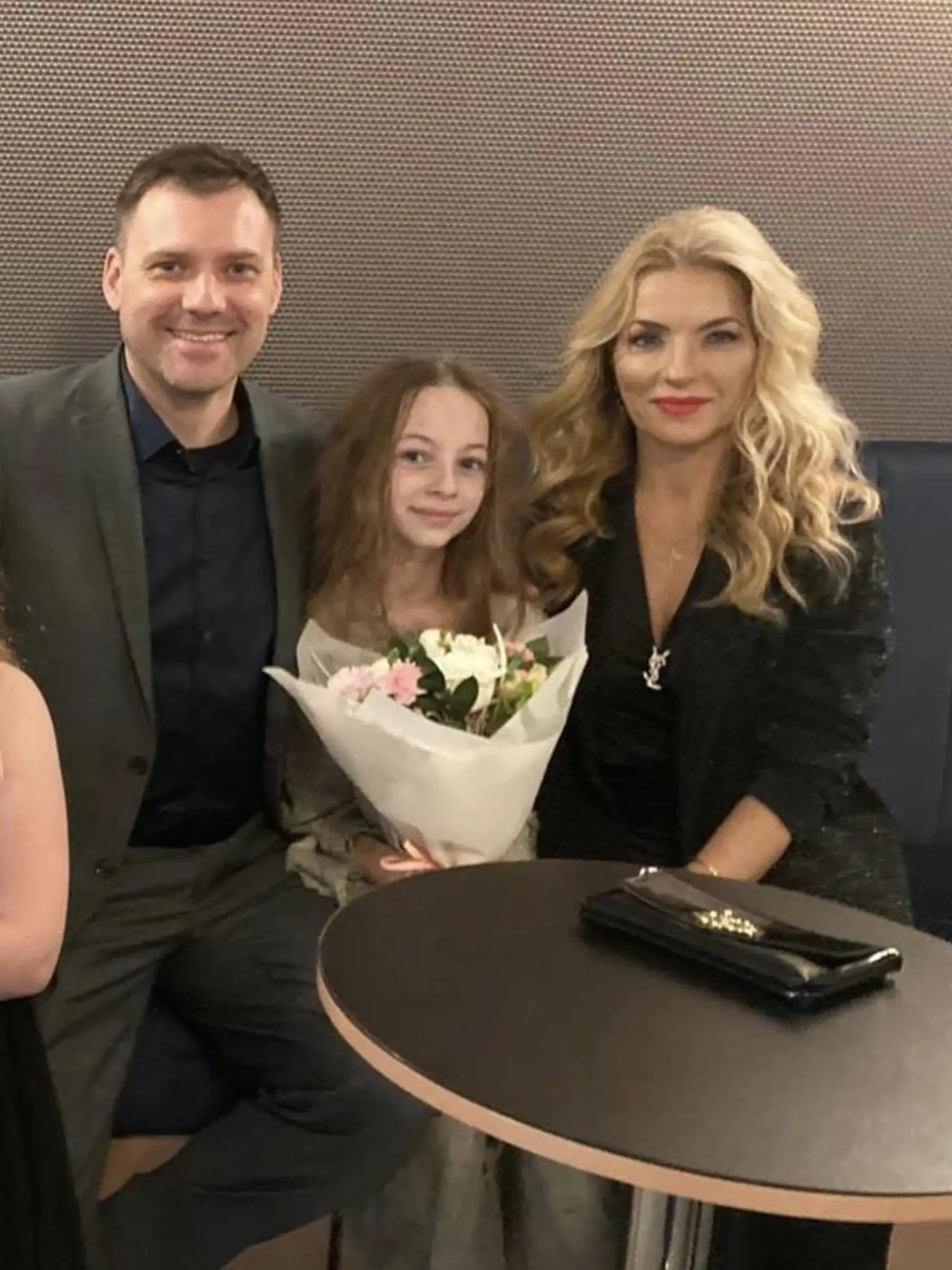 Minister životného prostredia Tomáš Taraba, ministerka kultúry Martina Šimkovičová a jej dcéra.
