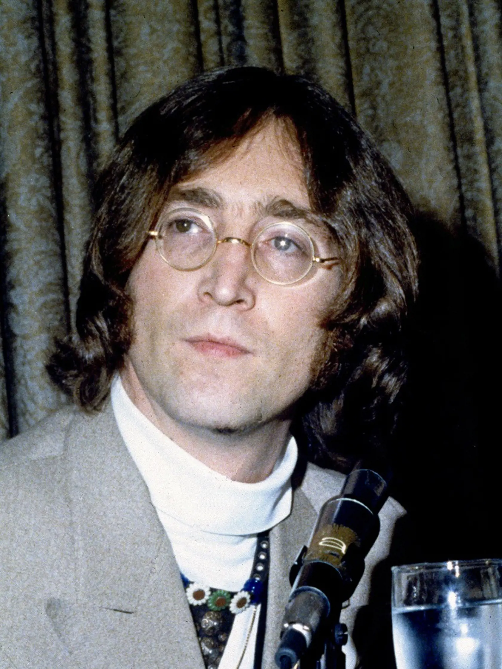 WA 15 - Dňa 9. októbra 1940 sa narodil v Liverpoole John Lennon, rodený John Winston Lennon, Liverpool, Veľká Británia. Na archívnej snímke z 13. mája 1968 John Lennon. Vyrástol u matkinej sestry Mary Smithovej. Bola to teta Mimi, ktorá mu kúpila za 17 libier prvú španielku. Mladý John spieval v Svätopeterskom zbore a ten bol vlastne jediným miestom, kde dostal aspoň základné hudobné vzdelanie. V roku 1952 ukončil základnú školu a nastúpil do gymnázia Quarry Bank. Tam aj založil skifflovú skupin