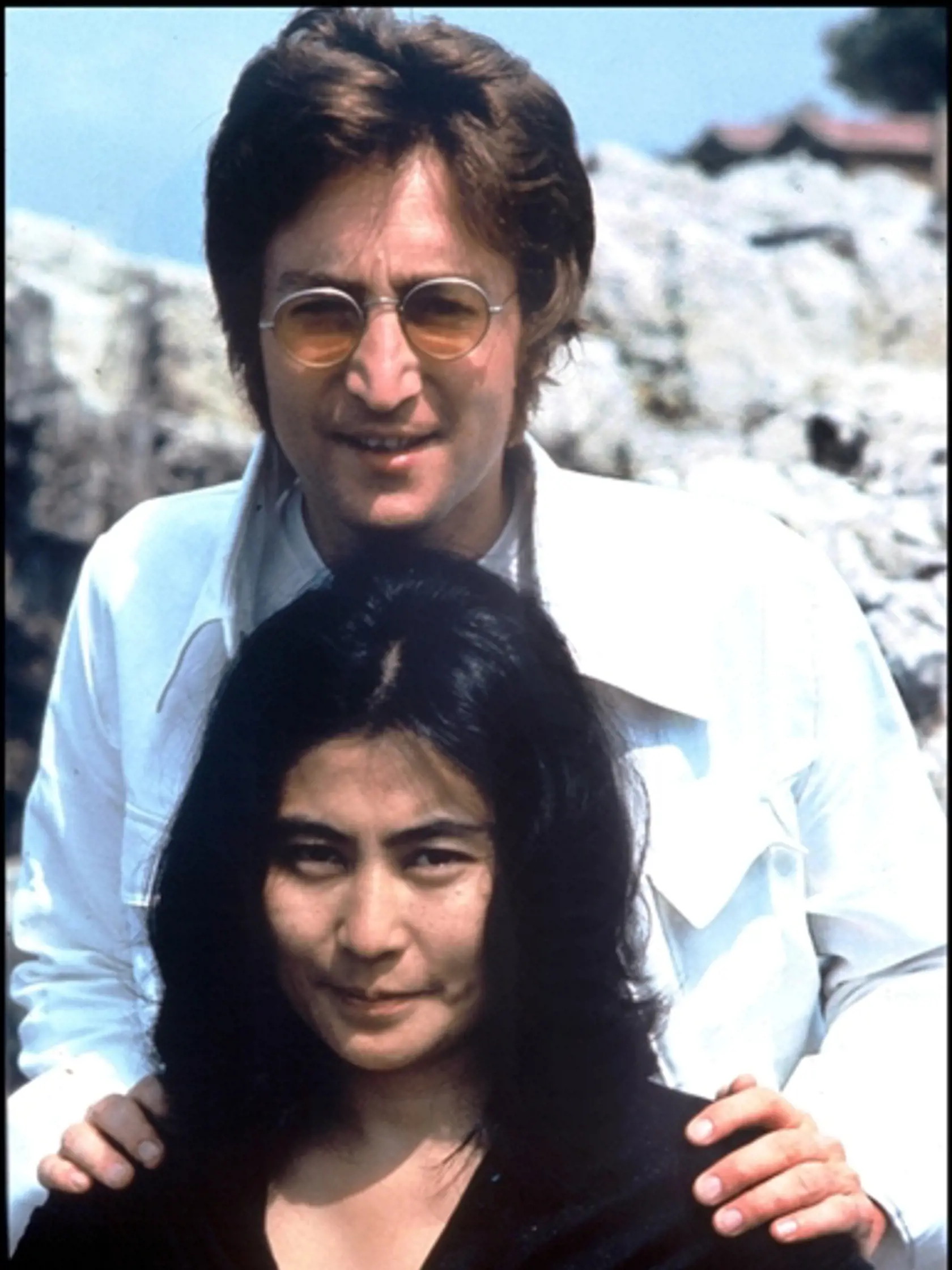 ZNÁMY KONTROVERZNÝ pár Yoko Ono a člen legendárnej skupiny Beatles John Lennon v známom dome žil v 70-tych rokoch minulého storočia.