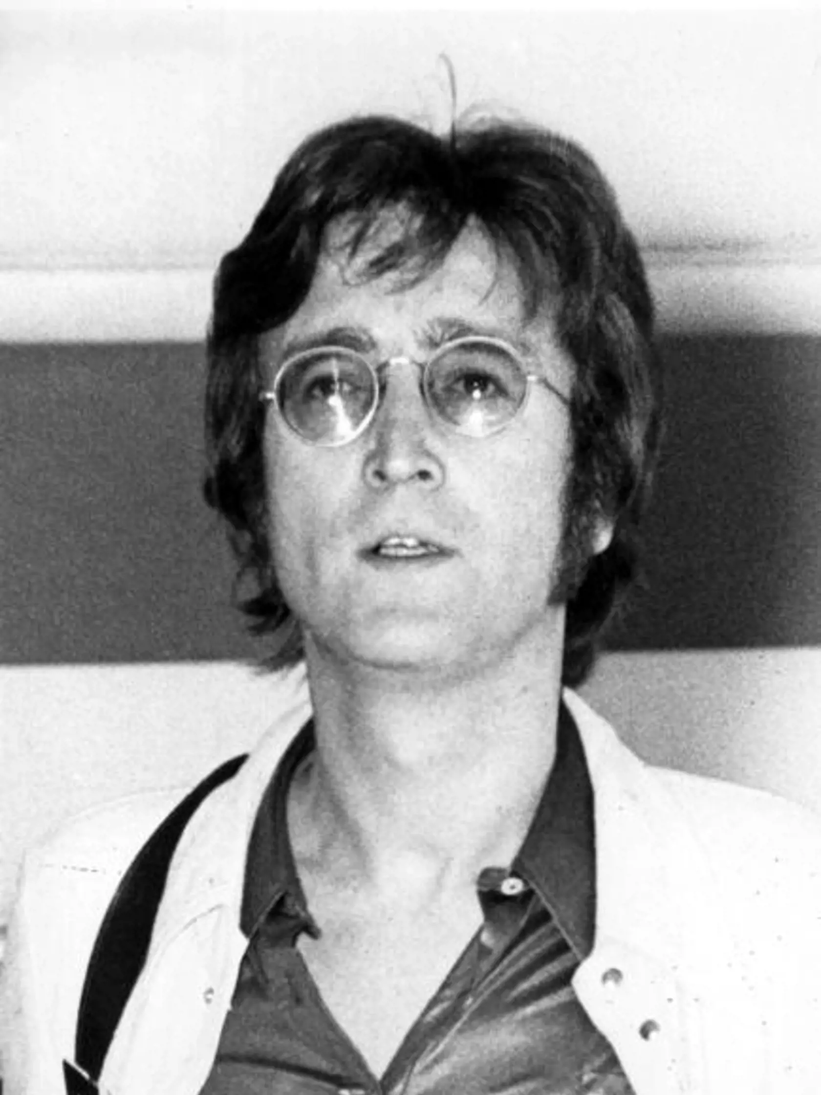 John Lennon (†40) - Strelili ma, strelili ma! Posledné slová vykríkol hudobník a jeden z členov Beatles smerom ku svojej láske, umelkyni Yoko Ono. Keď sa vracali zo štúdia do svojej rezidencie v New Yorku, od chrbta ho zastrelil bláznivý Mark Chapman. Stalo sa to 8. decembra 1980. Chapman Lennona už niekoľko dní prenasledoval. Ku vražde sa priznal a bol odsúdený na doživotie.