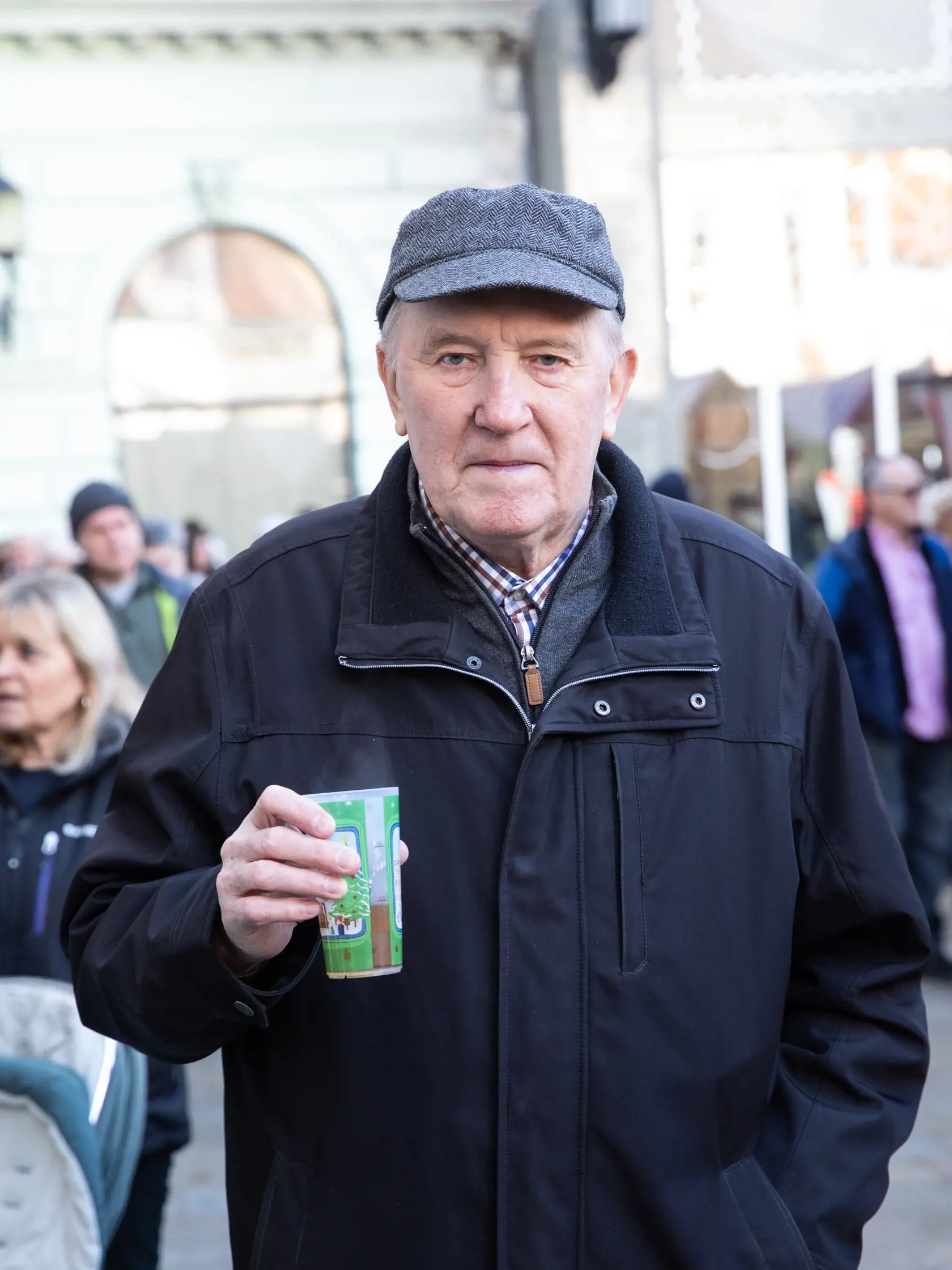 Na snímke je aktuálna situácia na vianočných trhoch v Bratislave. Ľudia sa tešia, že vianočné trhy sú opäť po dvojročnej prestávke.