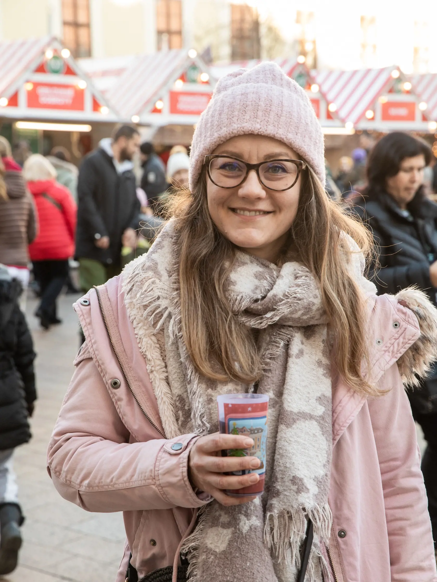 Na snímke je aktuálna situácia na vianočných trhoch v Bratislave. Ľudia sa tešia, že vianočné trhy sú opäť po dvojročnej prestávke.