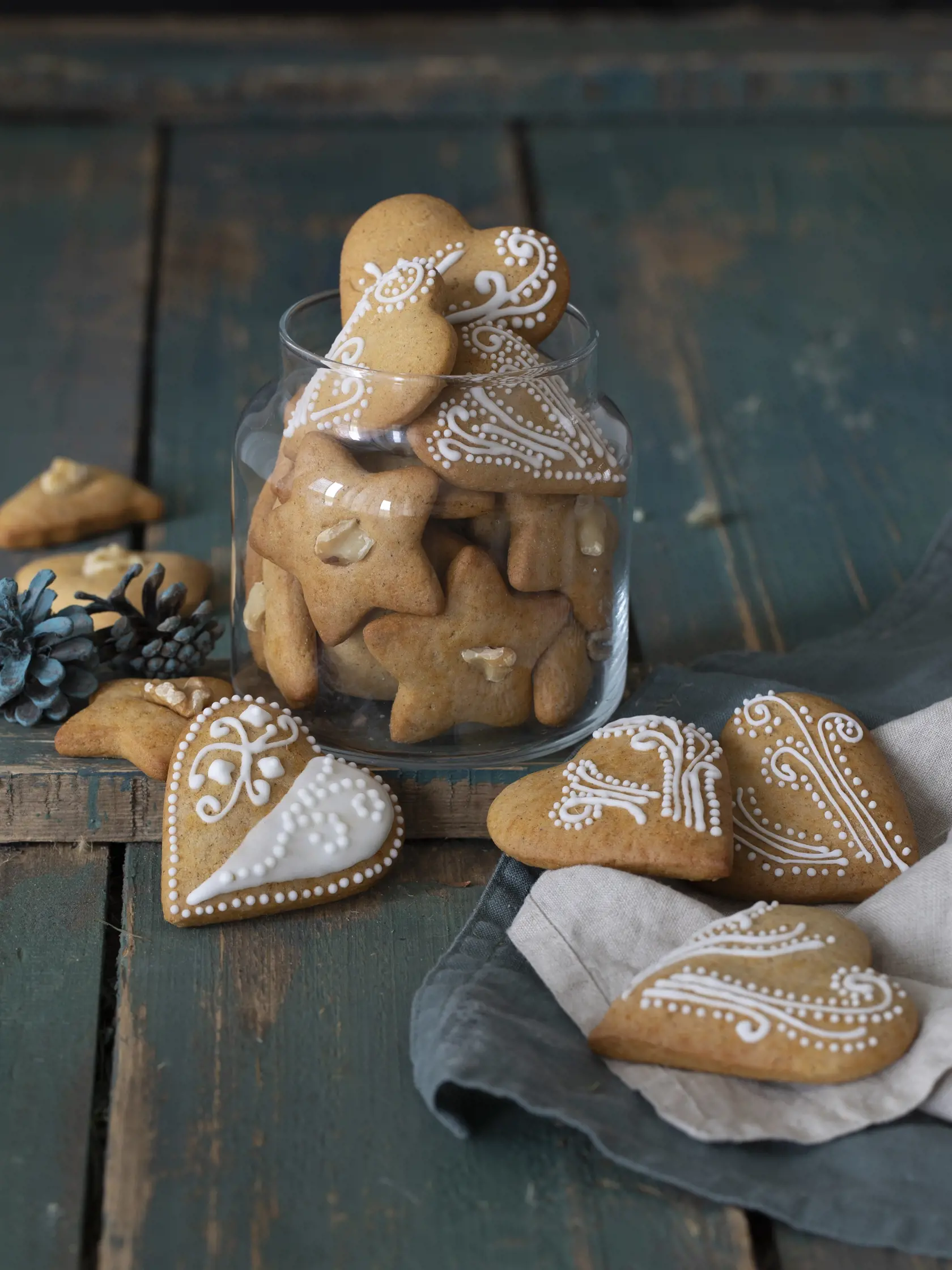 coolinárske medovníky, recept Miška a Kamil Tomčofčíkovci

recept: 
ASI 60 KUSOV, PRÍPRAVA
50 MINÚT + 2 HODINY CHLADENIE, PEČENIE 7 MINÚT
• 120g masla • 160g medu • 160 g kryštálového cukru • 500 g hladkej múky
• 1 lyžička sódy bikarbóny • 1 vrchovatá lyžička mletej škorice • kôra z polovice biocitróna • 2 vajcia
Na ozdobenie:
• 1 bielok • 100g preosiateho práškového cukru • pol lyžičky šťavy z biocitróna
1. V hrnci uvarte maslo, med
a cukor. Vo veľkej mise zmiešajte 