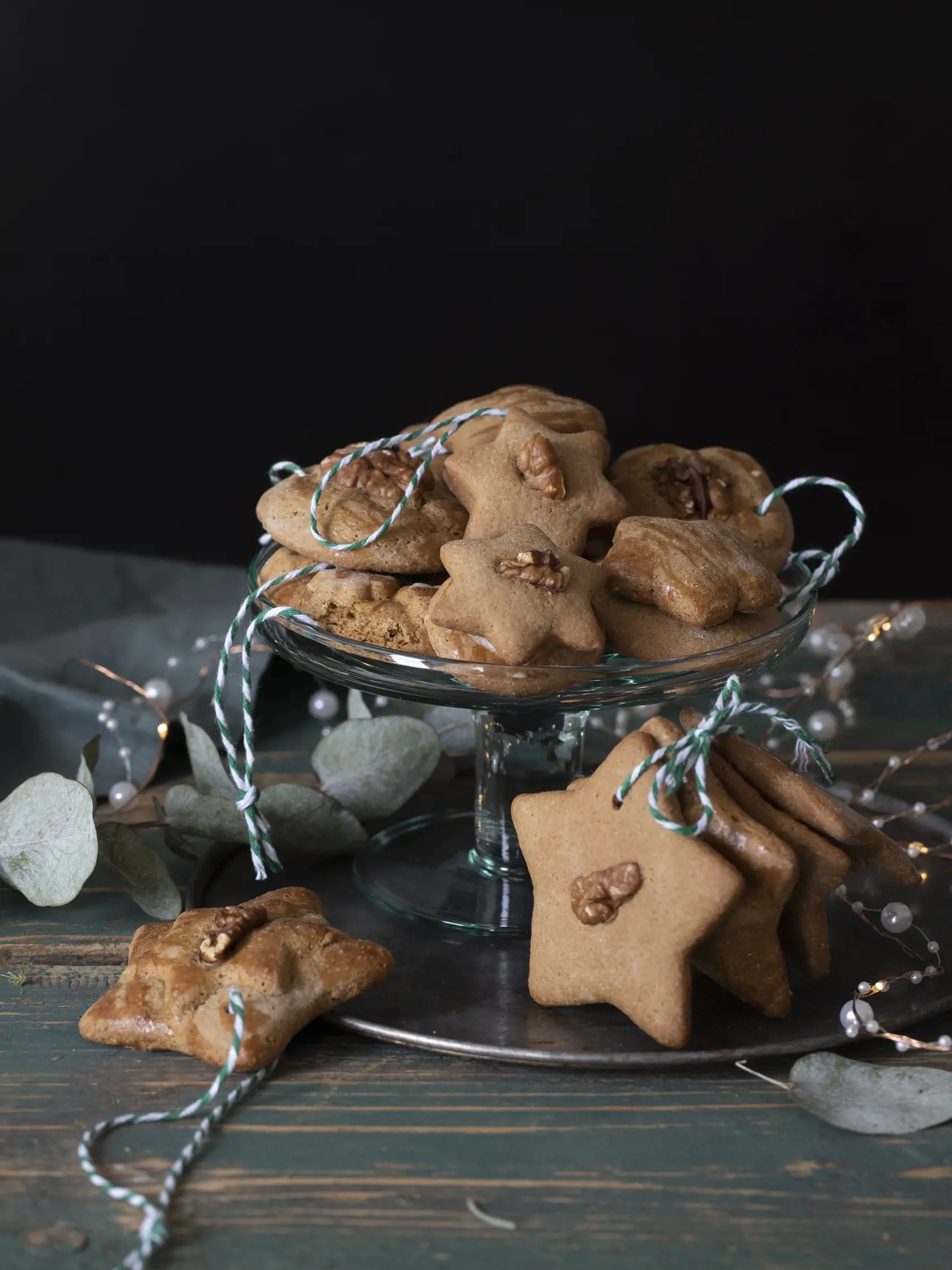 špaldové medovníky, recept Natália Jablonková

recept: 
ASI 80 KUSOV, PRÍPRAVA 20 MINÚT + 12 HODÍN CHLADENIE,
PEČENIE 8-10 MINÚT
• 600 g hladkej špaldovej múky
• 330g kryštálového cukru
• 4 vajcia • 1 lyžica mletej škorice
• mleté klinčeky • mletý aníz
• mletý badián • 1 lyžica sódy bikarbóny • 1 balíček vanilkového cukru • vlašské orechy na ozdobenie • vajce na potretie (nemusí byť)
1. Večer pred pečením medovníkov urobte zo všetkých surovín cesto.
V mikrotén
