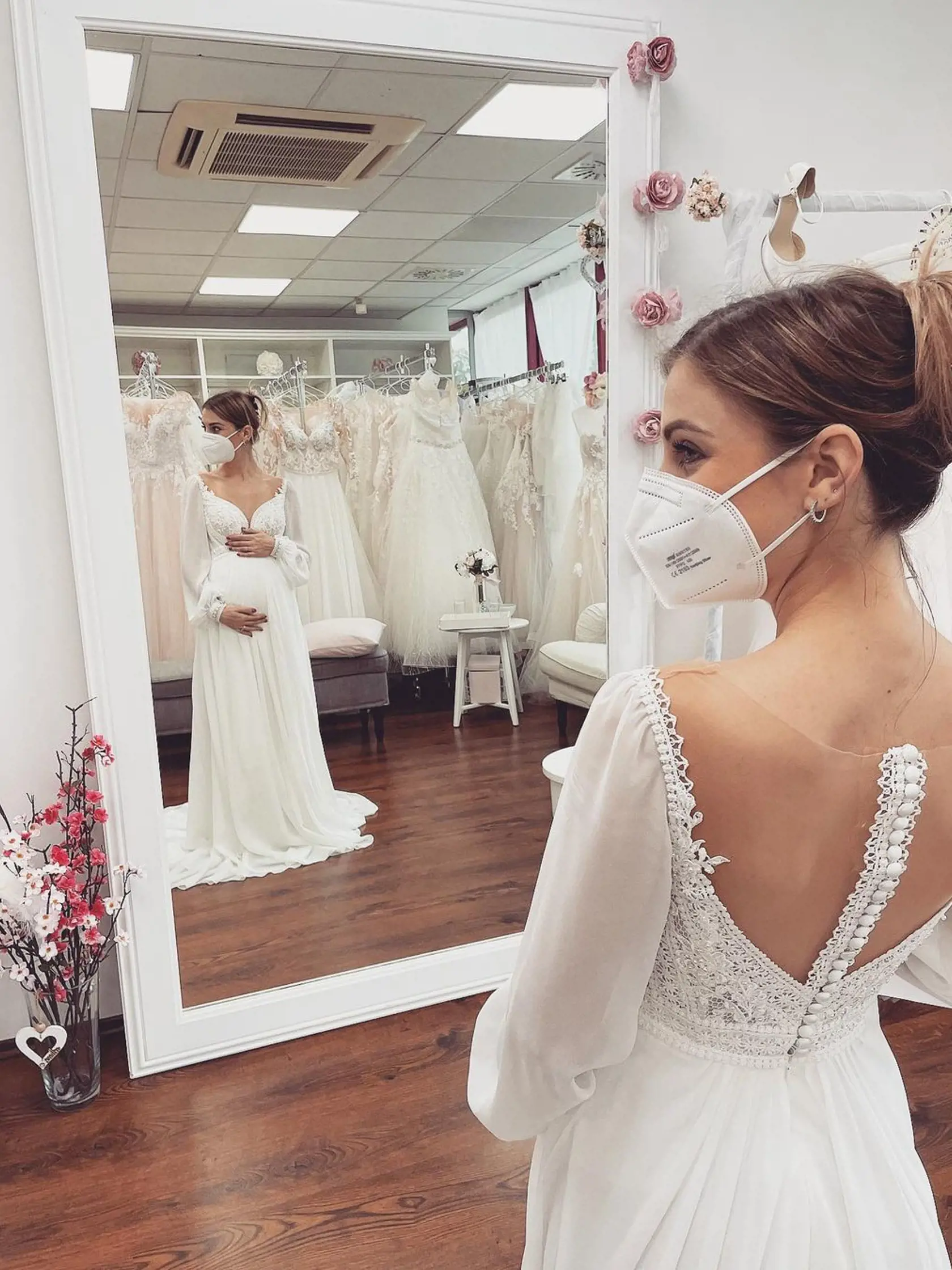 Dominika si v svadobnom salóne vyberala šaty do videoklipu.