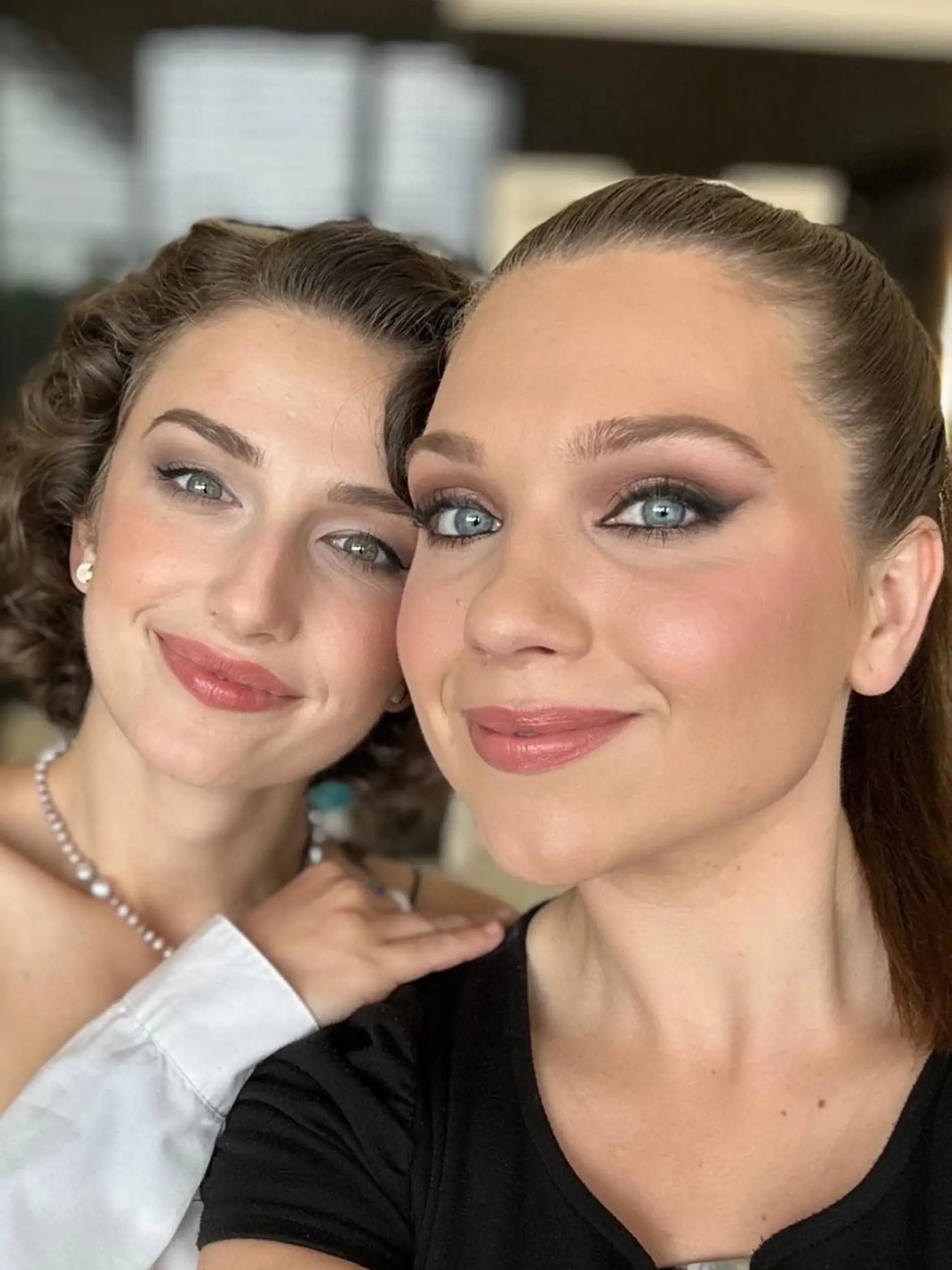 Petra Dubayová a Lesana Krausková. Na tejto fotke sa herečka na svoju postavu pobožnej Alenky vôbec nepodobá.