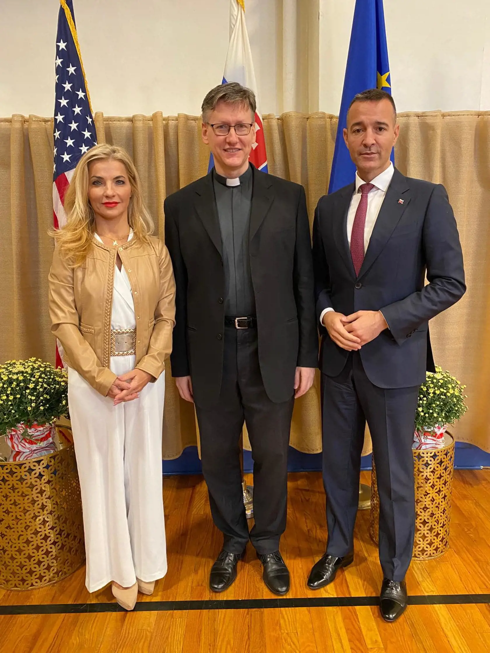 „Tým, že reprezentuje Slovensko, jej outfit je totálne infantilný. Dúfam len, že si to zahraničné médiá nevšimli,“ uzavrela.