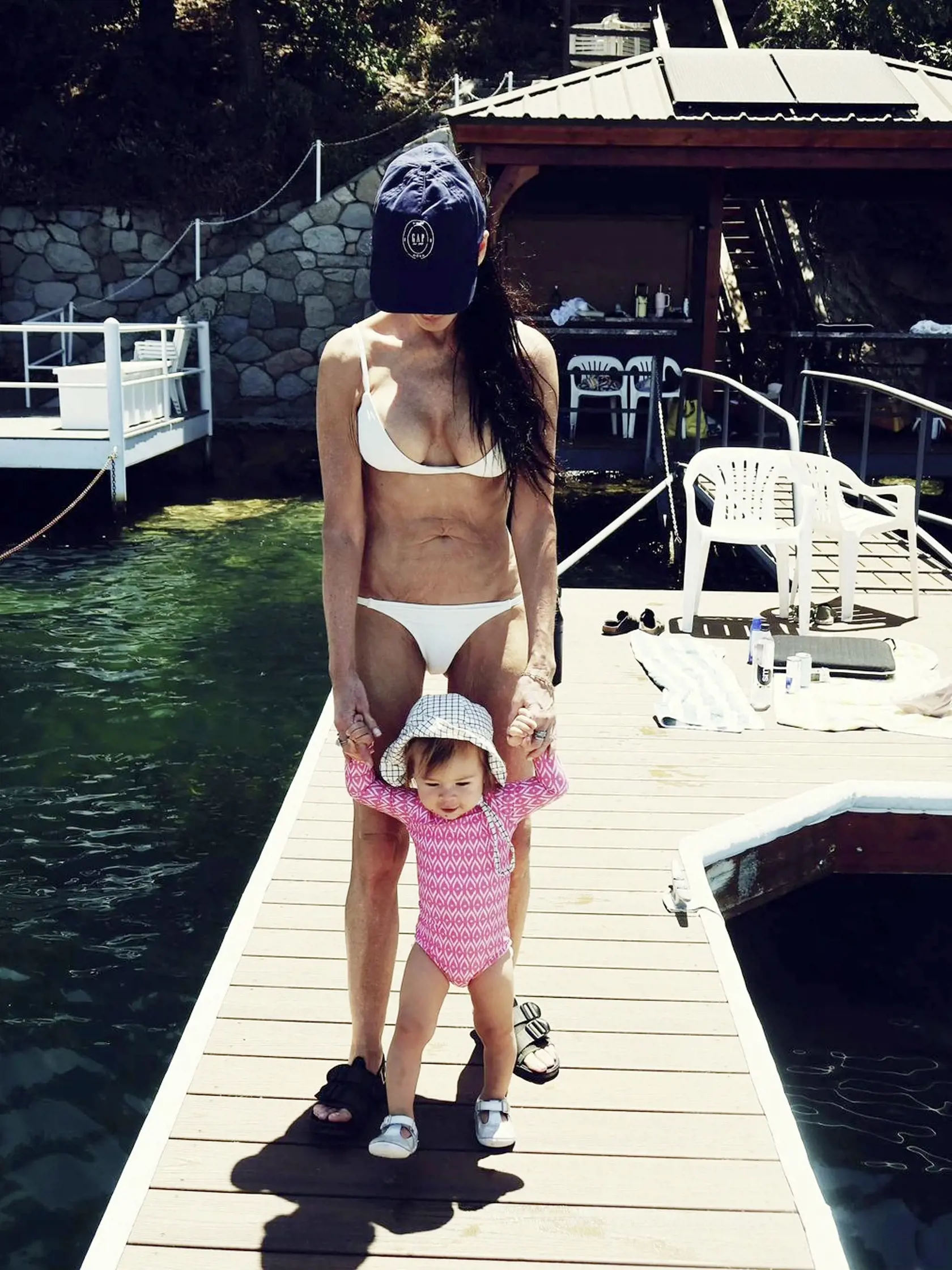 Najnovšia fotka babičky Demi v mini bielych bikinách šokuje. Fanúšikovia sa pýtajú: Má niekto z vás doma takúto babičku? Klobúk dole!