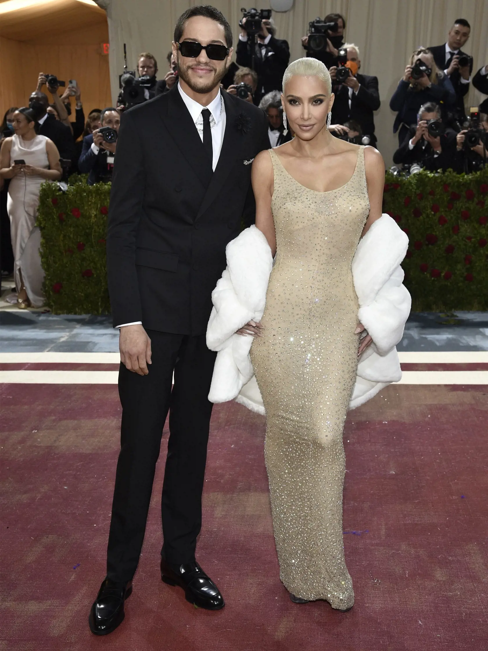 WA 38 New York - Americká herečka Kim Kardashianová (vpravo) a Pete Davidson prichádzajú na galavečer po otvorení výstavy s názvom  V Amerike: Antológia módy v Metropolitnom múzeu umenia v New Yorku v pondelok 2. mája 2022. FOTO TASR/AP


Kim Kardashian, right, and Pete Davidson attend The Metropolitan Museum of Art's Costume Institute benefit gala celebrating the opening of the "In America: An Anthology of Fashion" exhibition on Monday, May 2, 2022, in New York. (Photo by Evan Agostini/Invision