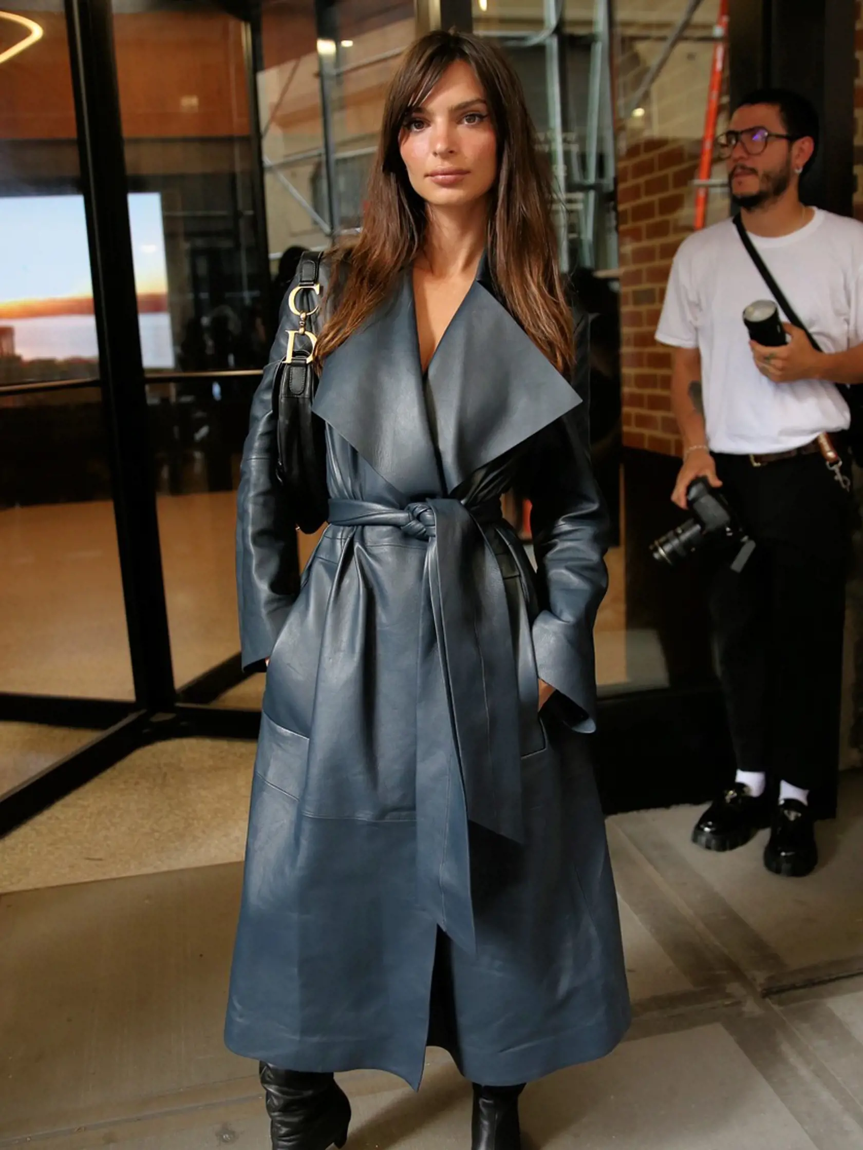 Elegantný kožený kabát je poklad na celý život. Emily Ratajkowski v New Yorku.