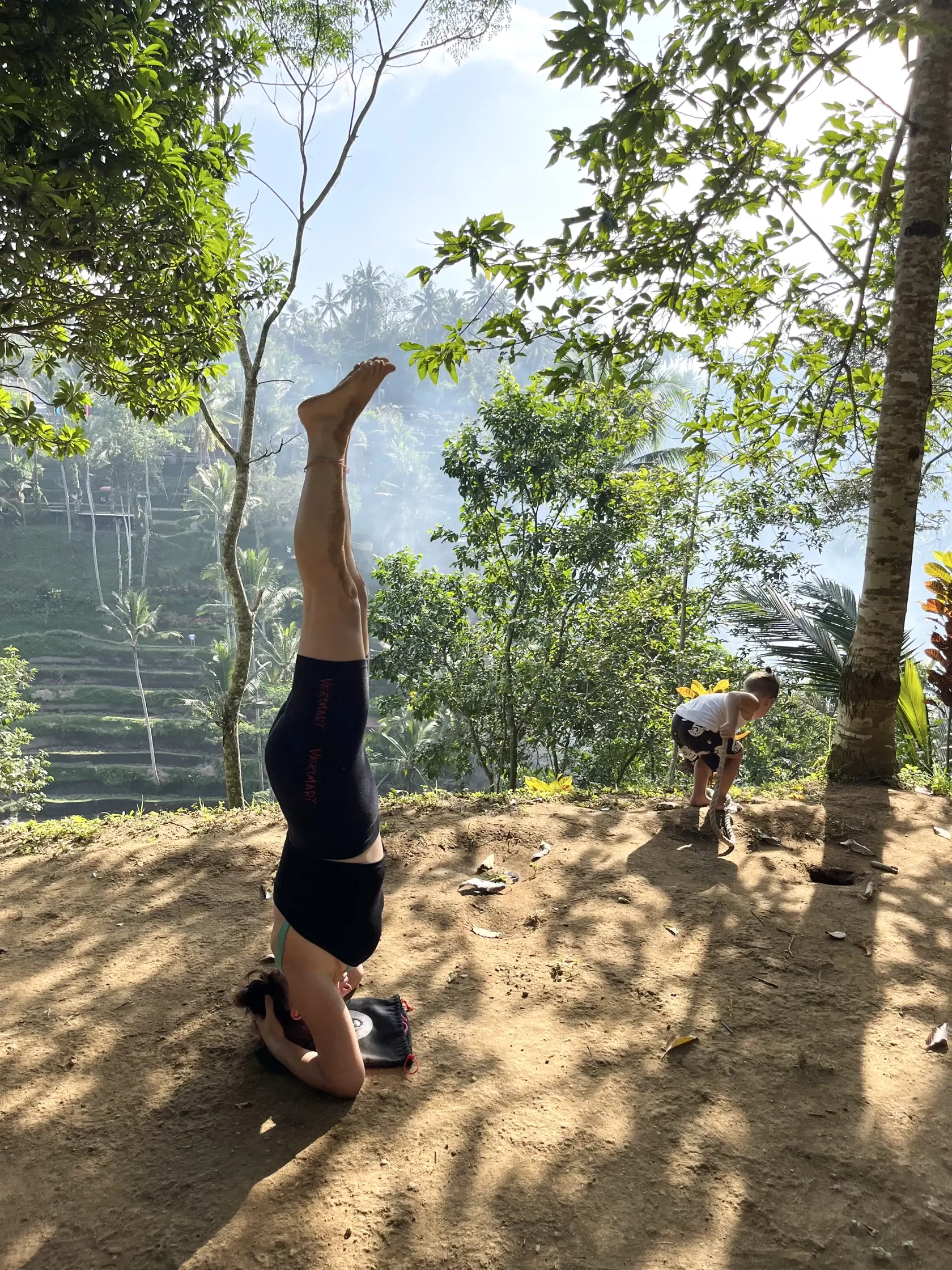 Emily sa na Bali venuje aj joge.