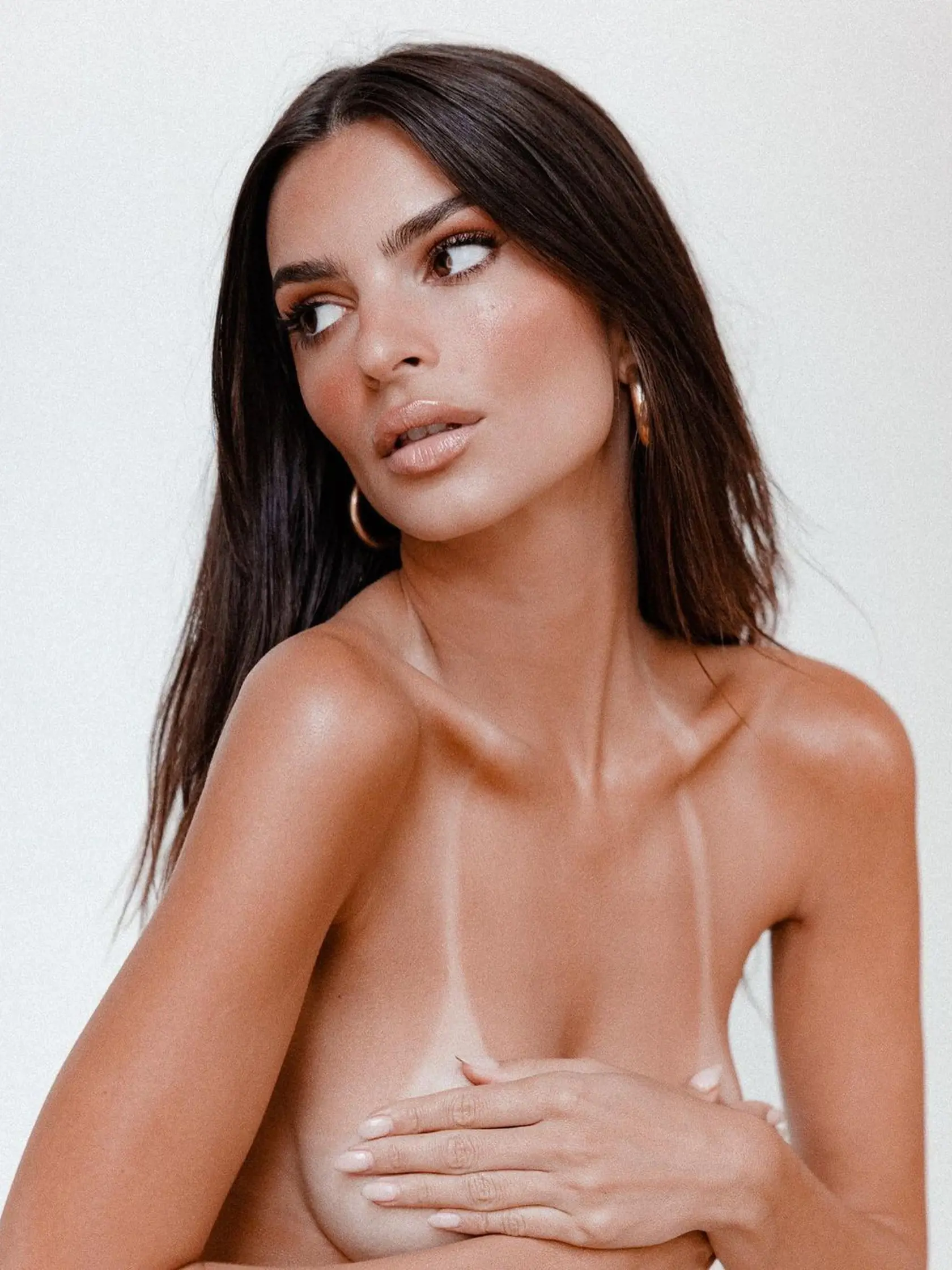 Celebrity, ktoré milujú nahotu. Emily Ratajkowsky jej prsia preslávili a šteklivých záberov má viac ako dosť.