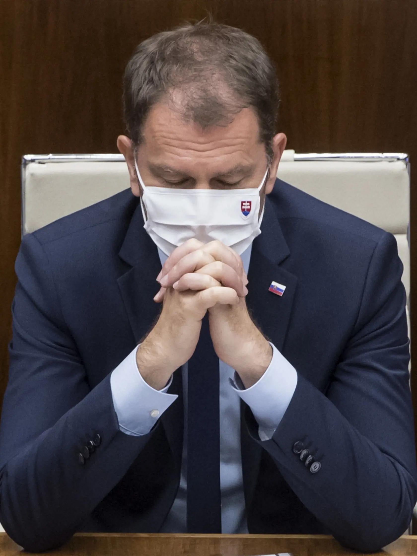 Na snímke predseda vlády SR Igor Matovič (OĽaNO) sedí na mimoriadnej schôdzi parlamentu, na ktorej čelí po prvý raz od nástupu do funkcie odvolávaniu vo štvrtok 23. júla 2020 v Bratislave. Návrh vyslovenie nedôvery predložili opoziční poslanci Juraj Blanár (Smer-SD) a Richard Raši (nezaradený) po medializácii podozrení, že Matovičova diplomová práca je plagiát. FOTO TASR - Martin Baumann

