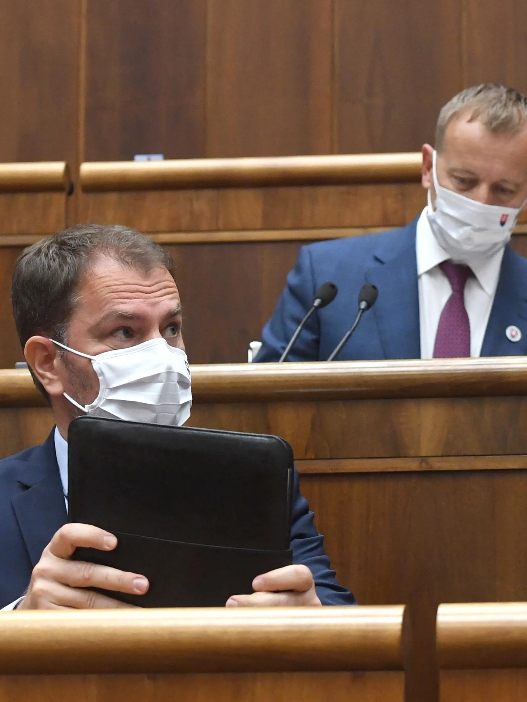 Na snímke dole predseda vlády SR Igor Matovič (OĽaNO) a predseda NR SR  Boris Kollár (Sme rodina) pred mimoriadnou schôdzou NR SR k  odvolávaniu premiéra Igora Matoviča 23. júla 2020 v Bratislave. Poslancom sa na prvýkrát nepodarilo otvoriť mimoriadnu schôdzu k odvolávaniu premiéra Igora Matoviča (OĽaNO). Plénum nebolo uznášania schopné. Predseda Národnej rady (NR) SR Boris Kollár (Sme rodina) vyhlásil hodinovú prestávku. FOTO TASR - Martin Baumann