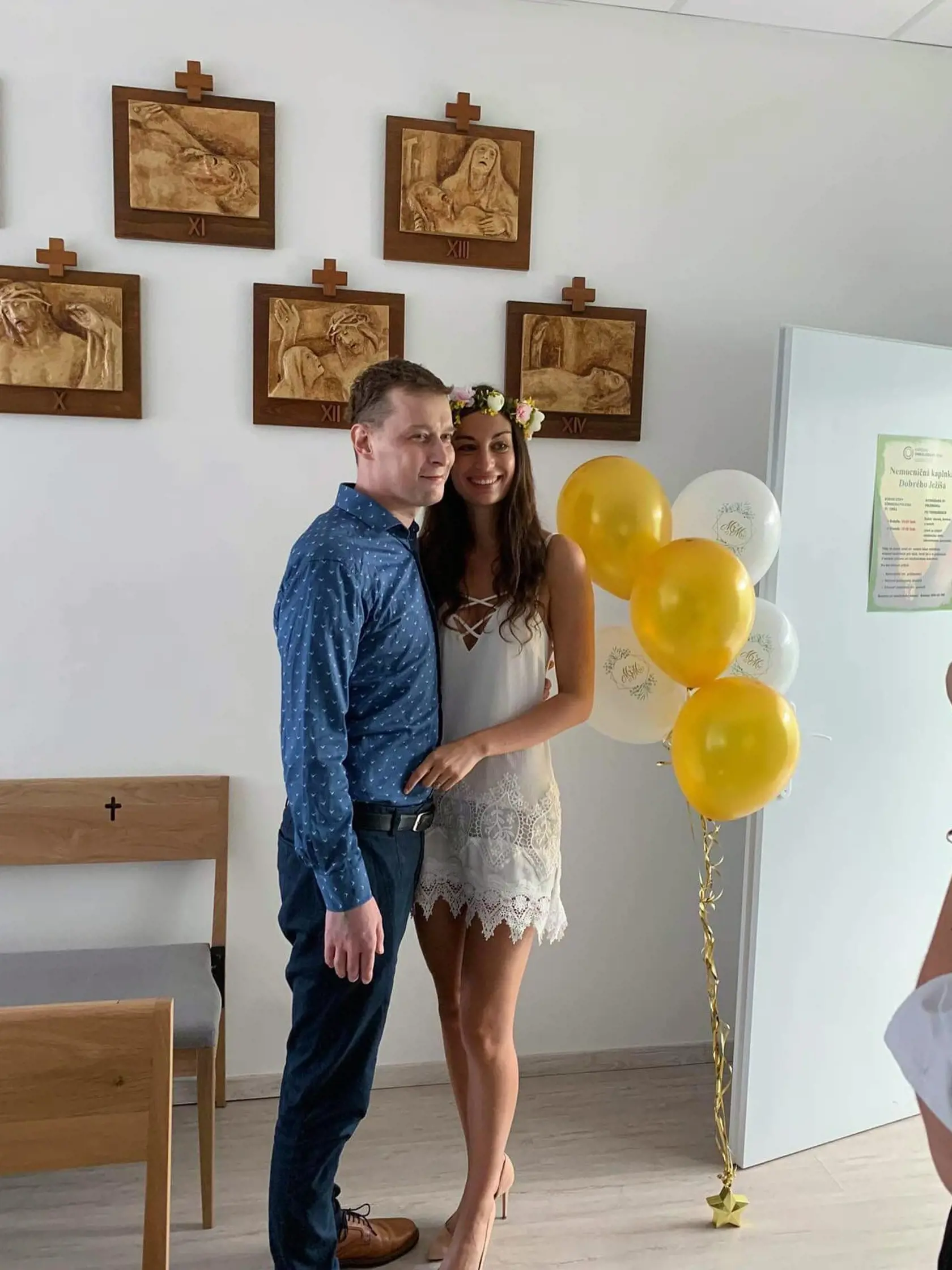 "Milujem ťa a navždy budem tak, ako sme si to sľúbili - v dobrom aj v zlom muž môj. Chýbaš, tak veľmi to bolí, ďakujem za všetko, čo si pre nás robil, ako si sa o mňa staral, miloval, zbožňoval, vytvoril nám domov, podporoval ma vo všetkom, bál sa o mňa, aj keď tebe bolo najhoršie. Ďakujem za tie najkrajšie spomienky, zážitky a spoločné roky života," napísala láskyplné slová Laura.