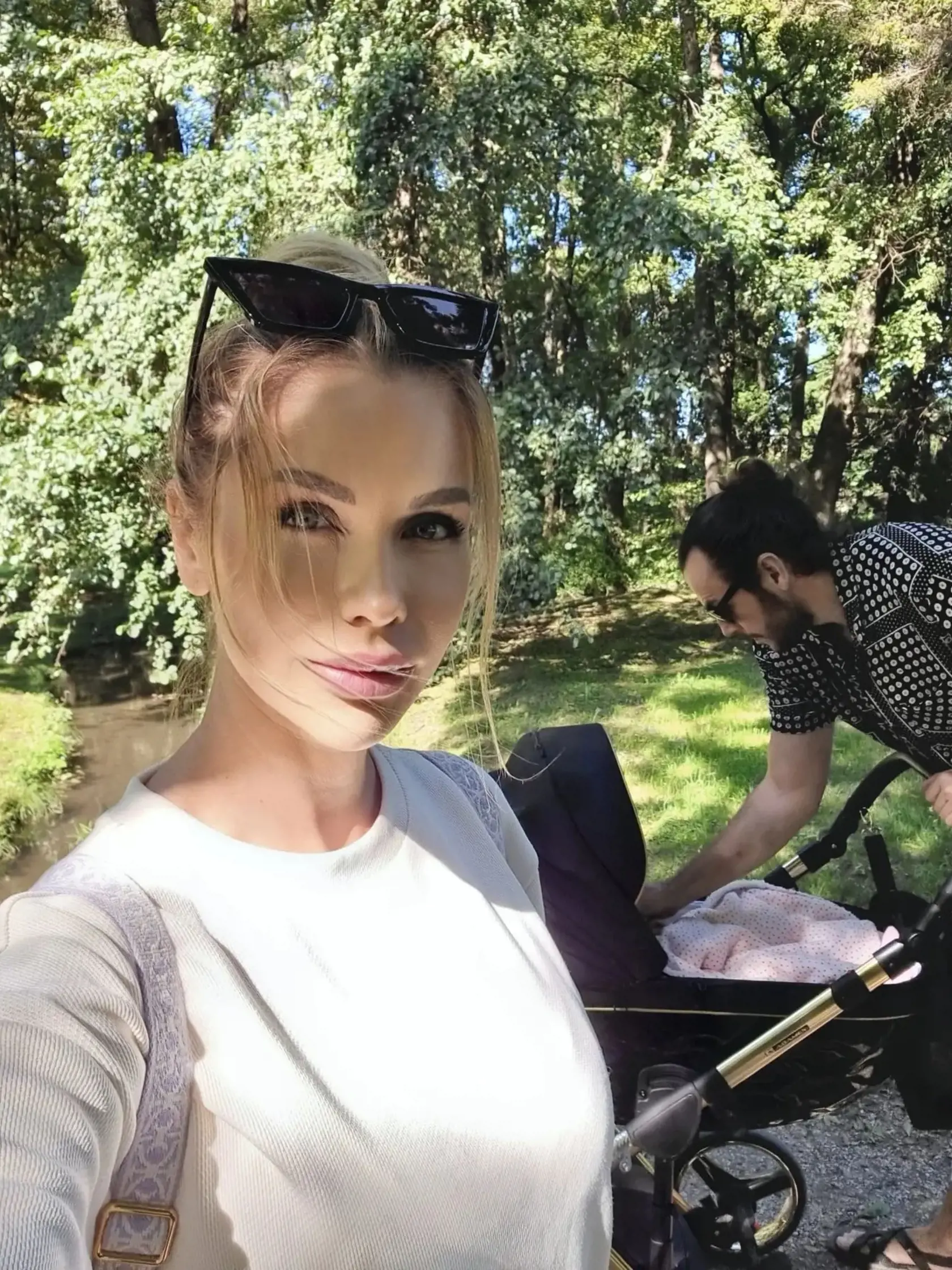 Eva s partnerom Lukášom a dcérkou Elayou v kočíku.