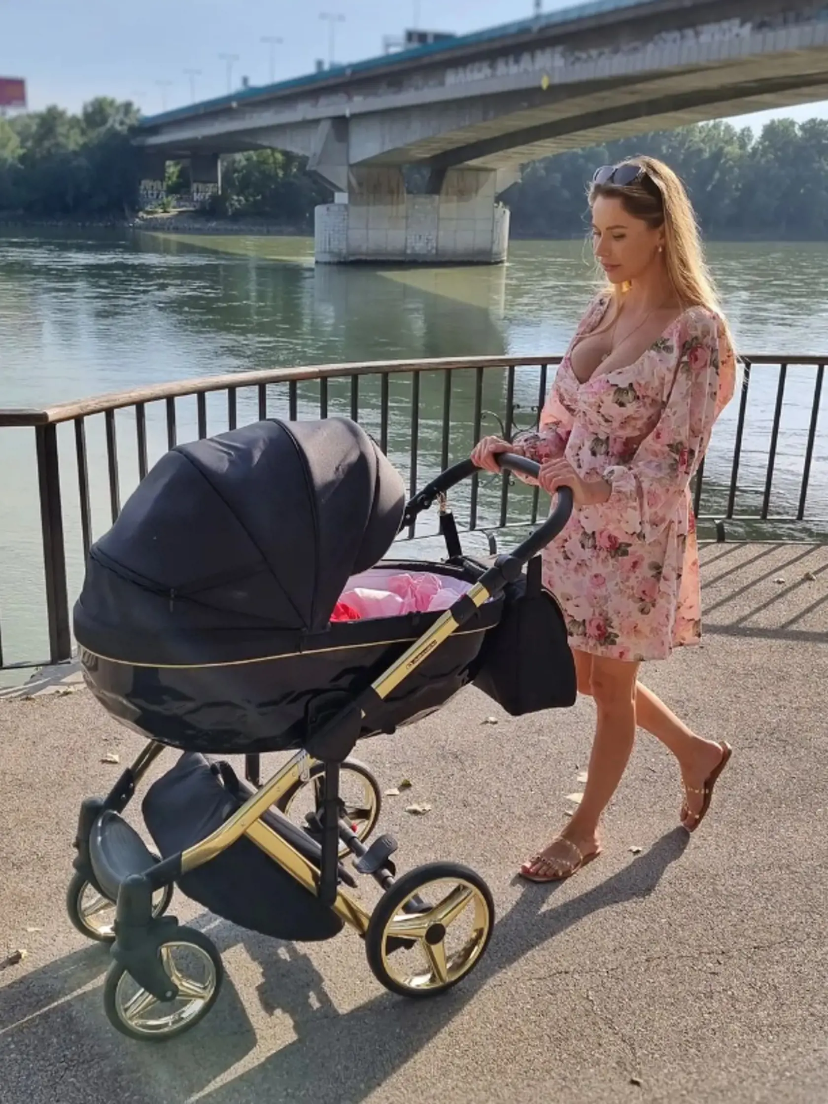 Eva Cifrová počas kočíkovania.