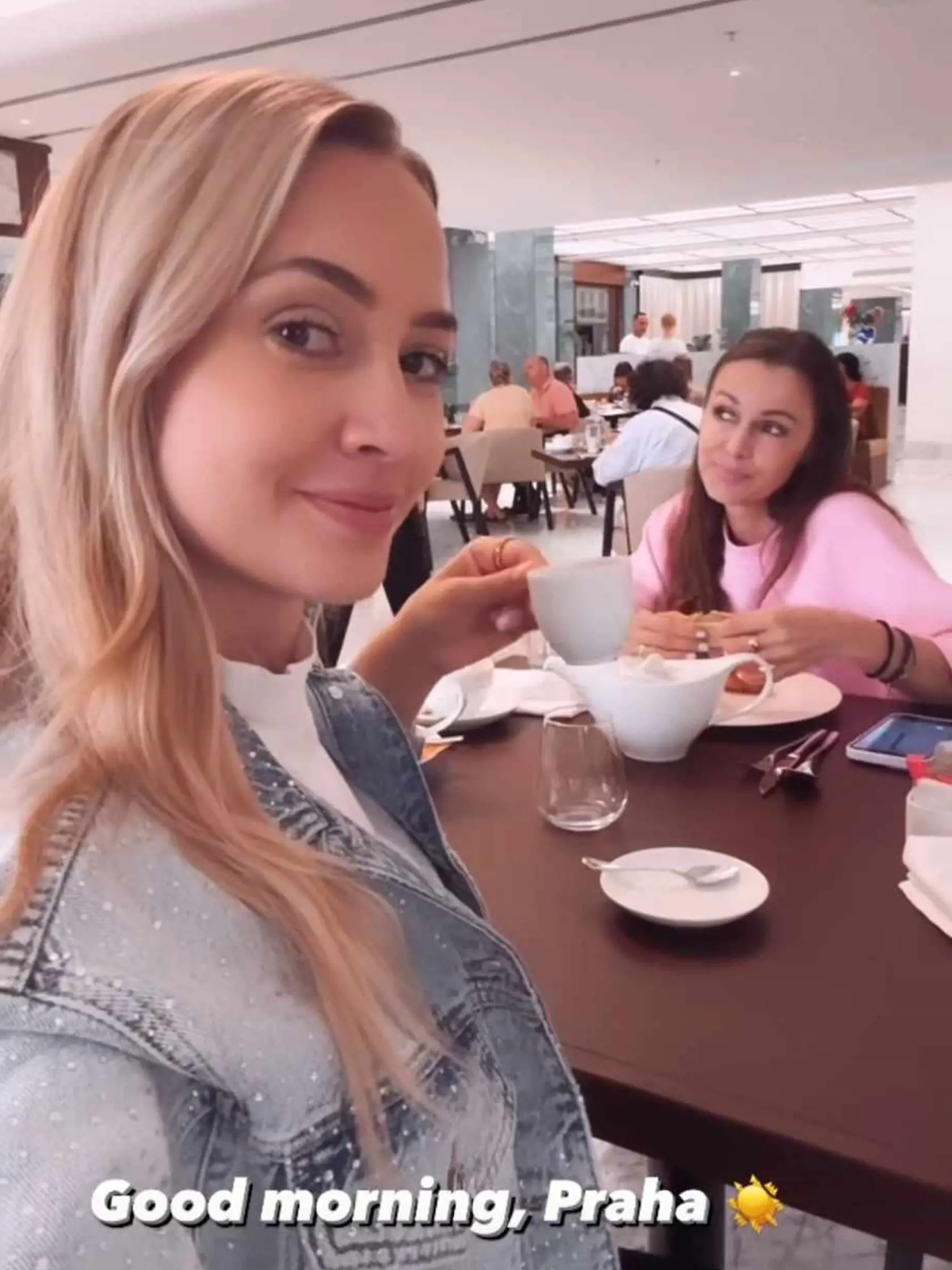 Smútok lieči v Prahe v spoločnosti Barbory Krajčírovej a ďalšej kamarátky.