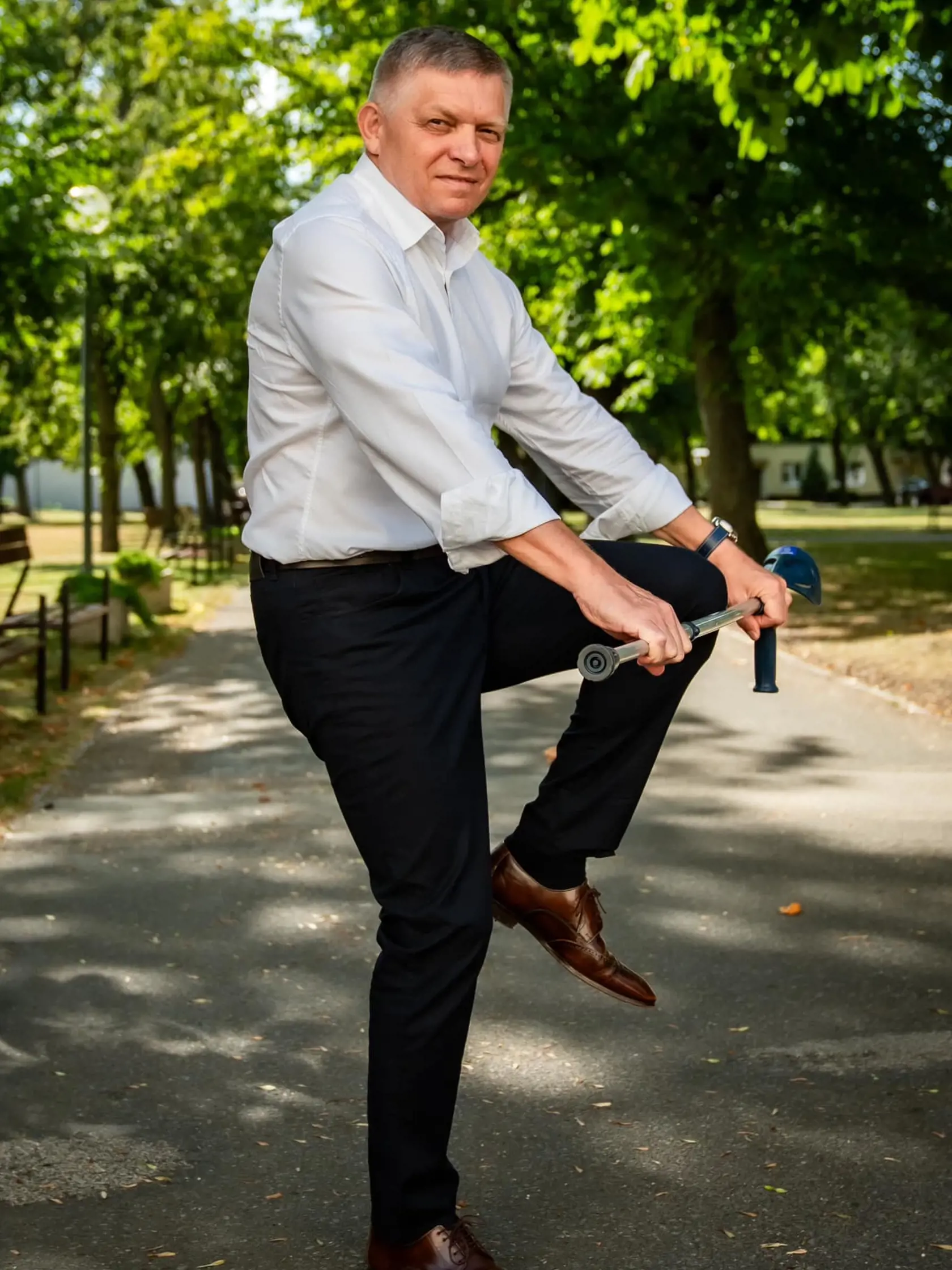 Premiér Robert Fico sa pochválil novou fotkou - od dnes už bez akejkoľvek pomôcky na chodenie!
