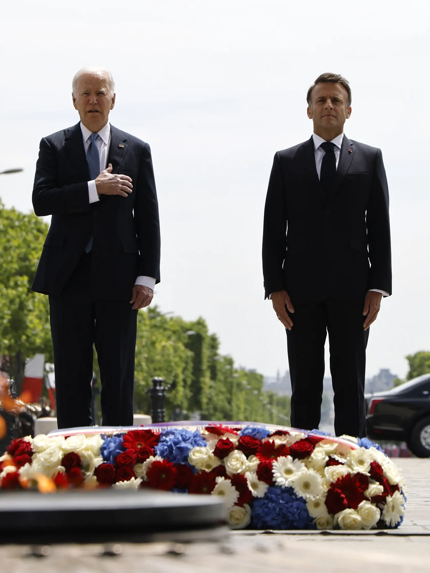 Francúzsky prezident Emmanuel Macron (vpravo) a americký prezident Joe Bidenstoja pred hrobom Neznámeho vojaka pod Víťazným oblúkom v Paríži v sobotu 8. júna 2024. Biden v stredu pricestoval na pätdňovú  návštevu Francúzska, kde sa v Normandii zúčastnil na oslavách 80. výročia vylodenia spojencov. Do Francúzska pricestoval počas volebného roka. Podľa prieskumov pred novembrovými prezidentskými voľbami zvádza tesný súboj s republikánom Donaldom Trumpom.